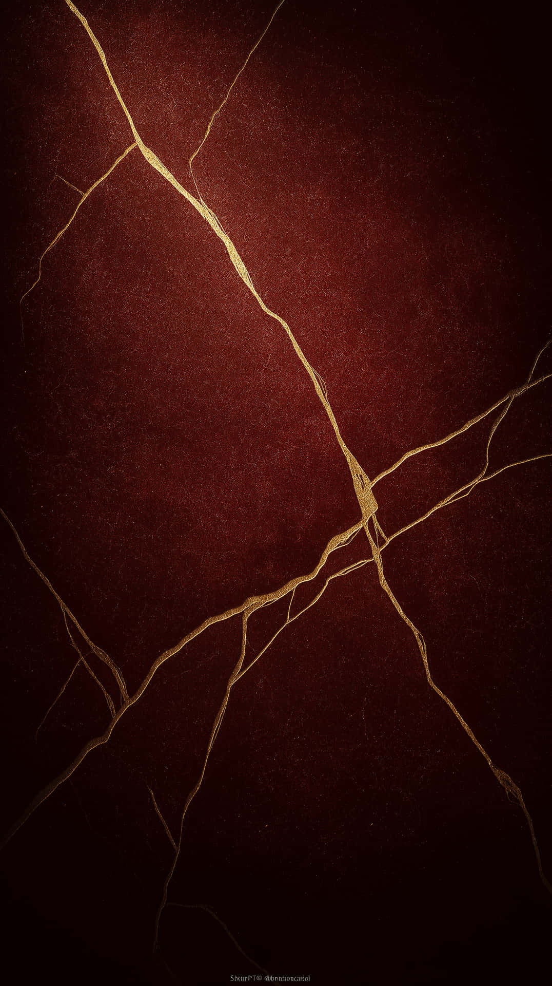 Opulent Textured Surface with Striking Golden Veins 壁紙 — 深酒紅色紋理表面，帶有精緻的金色裂紋圖案，類似金繼藝術。