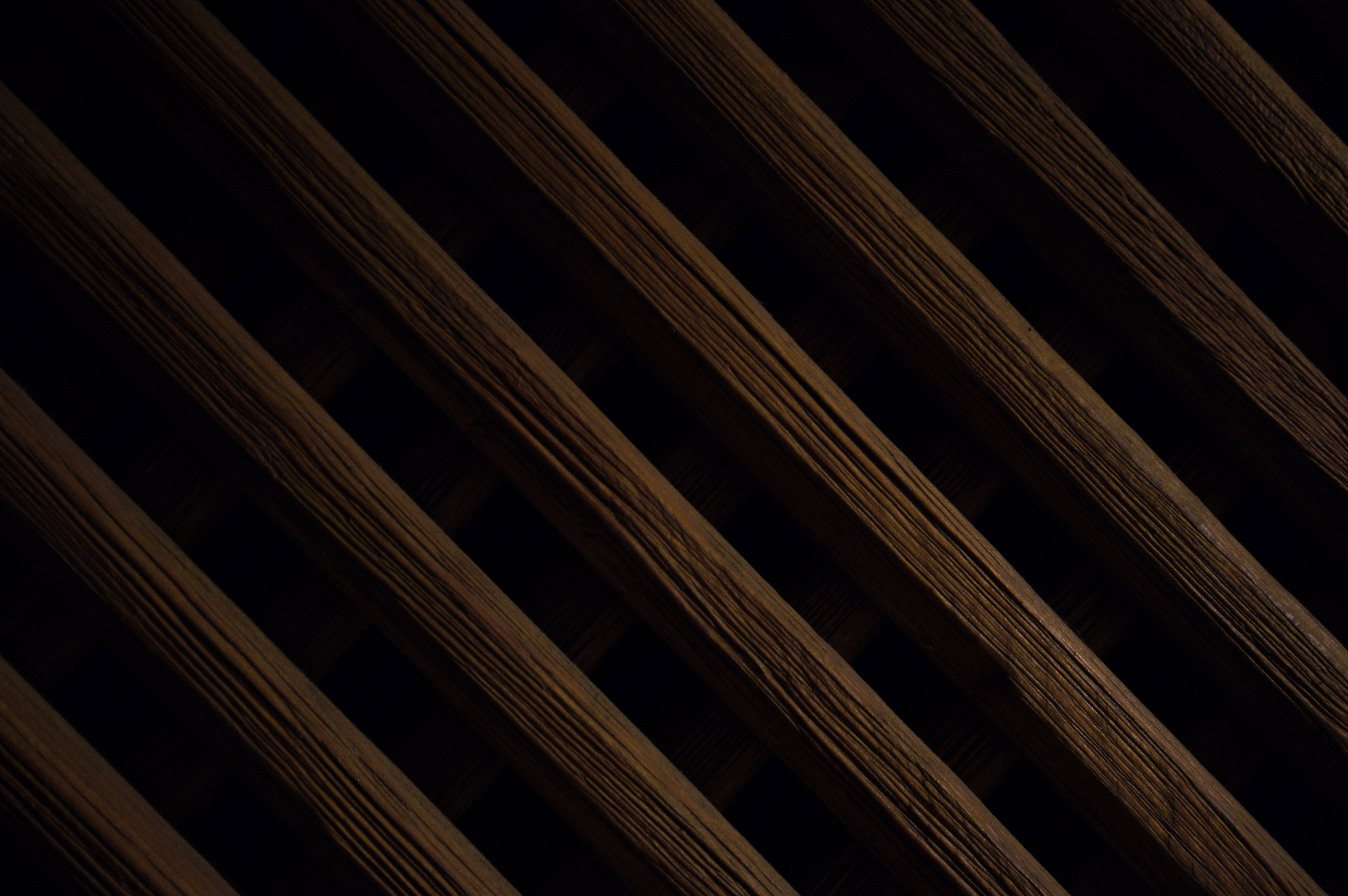 Wood Texture 桌布 壁紙 — 深陰影中的對角木樑營造出帶有溫暖棕色調的豐富紋理圖案。