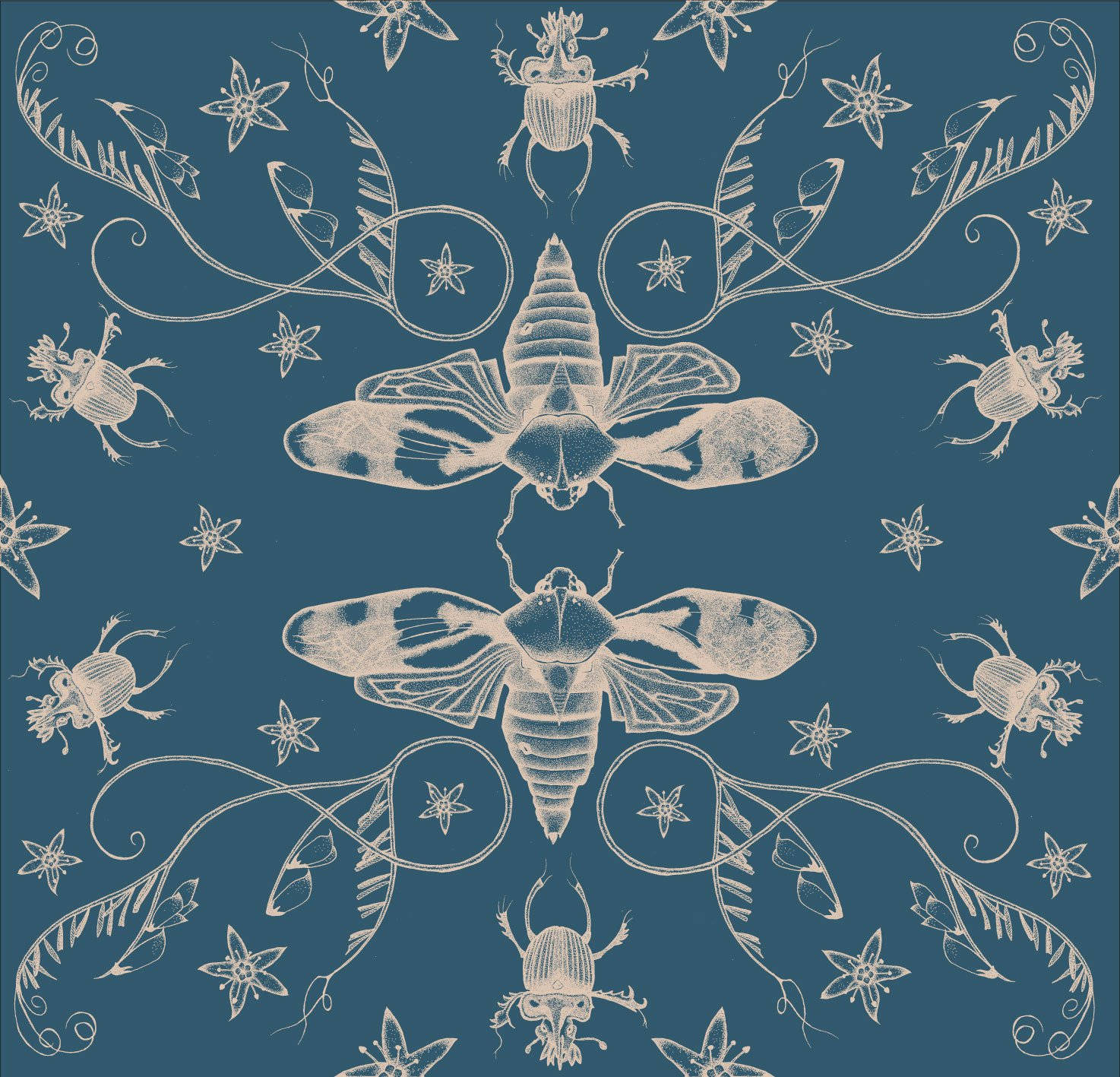 Cicada 桌布 壁紙 — 深青綠色背景上，精緻優雅的奶油色昆蟲與花卉漩渦圖案。