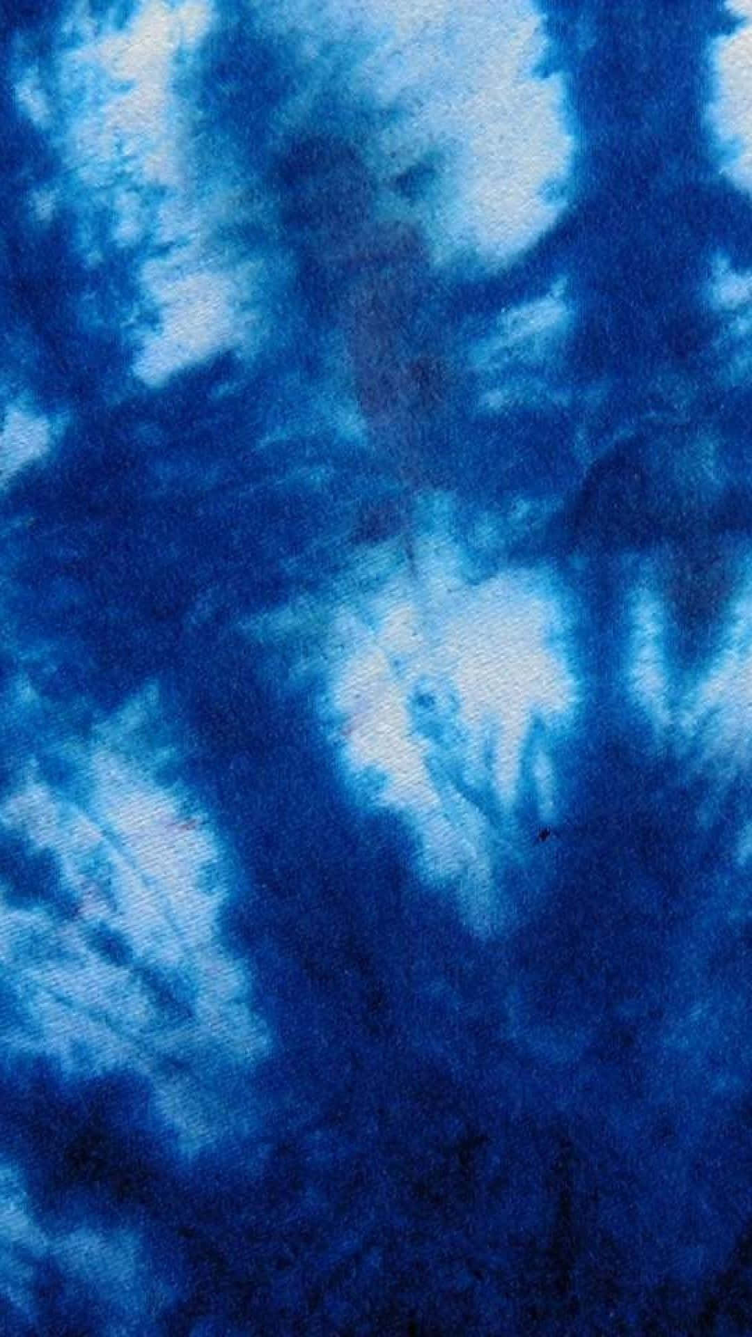 Blue Tie Dye 桌布 壁紙 — 深靛藍與白色紮染漩渦圖案布料的特寫。