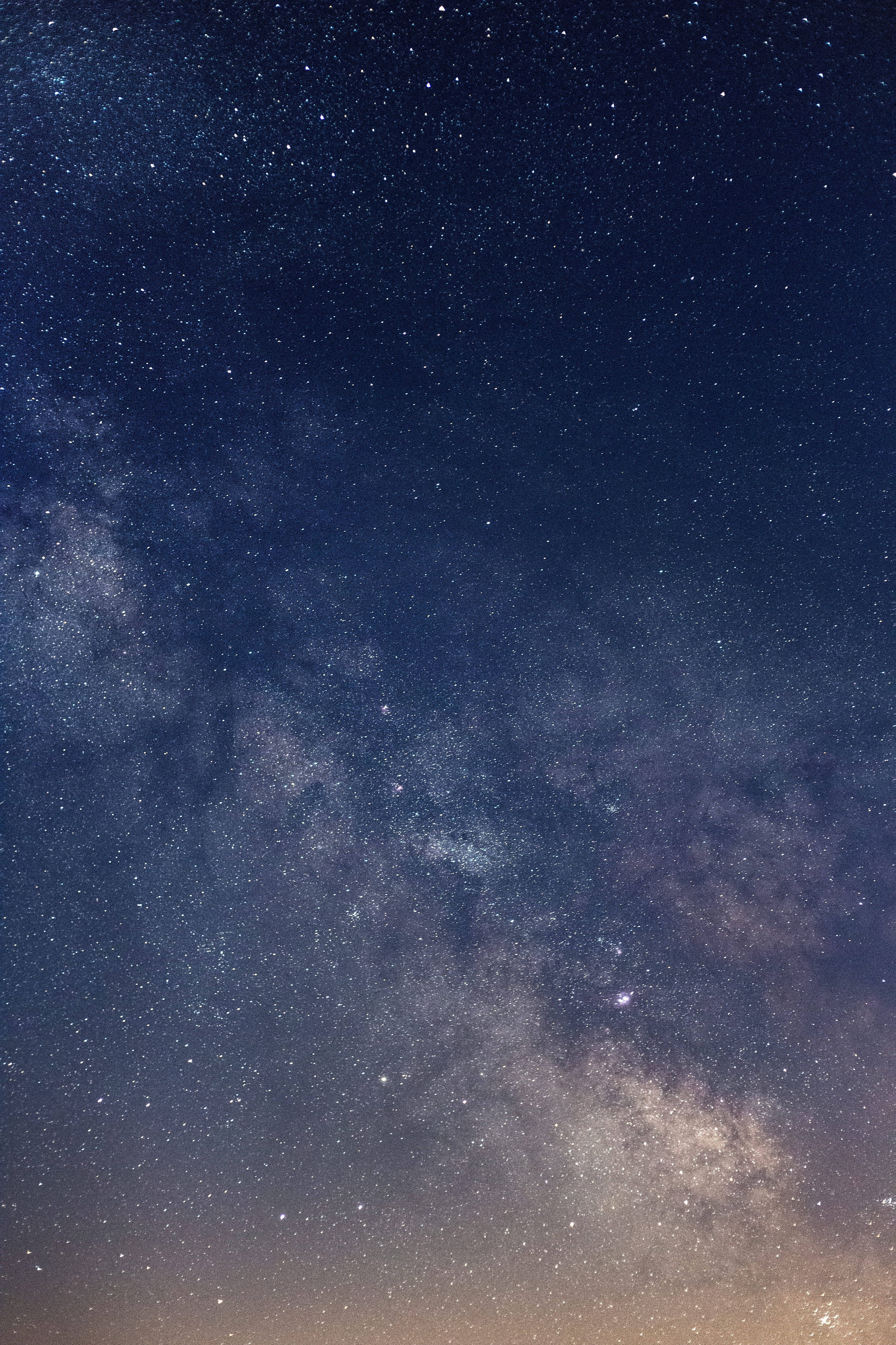 夜空 桌布 壁紙 — 深靛藍色夜空中閃爍著無數星星的銀河系的壯麗景色。