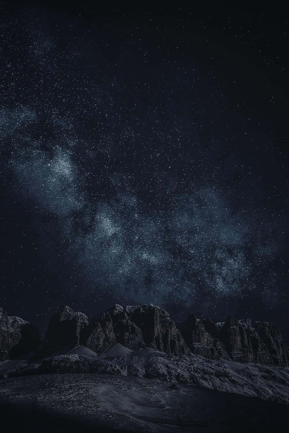 桌布 壁紙 — 深靛藍色調下，銀河拱跨雪覆山脈的星空夜空。