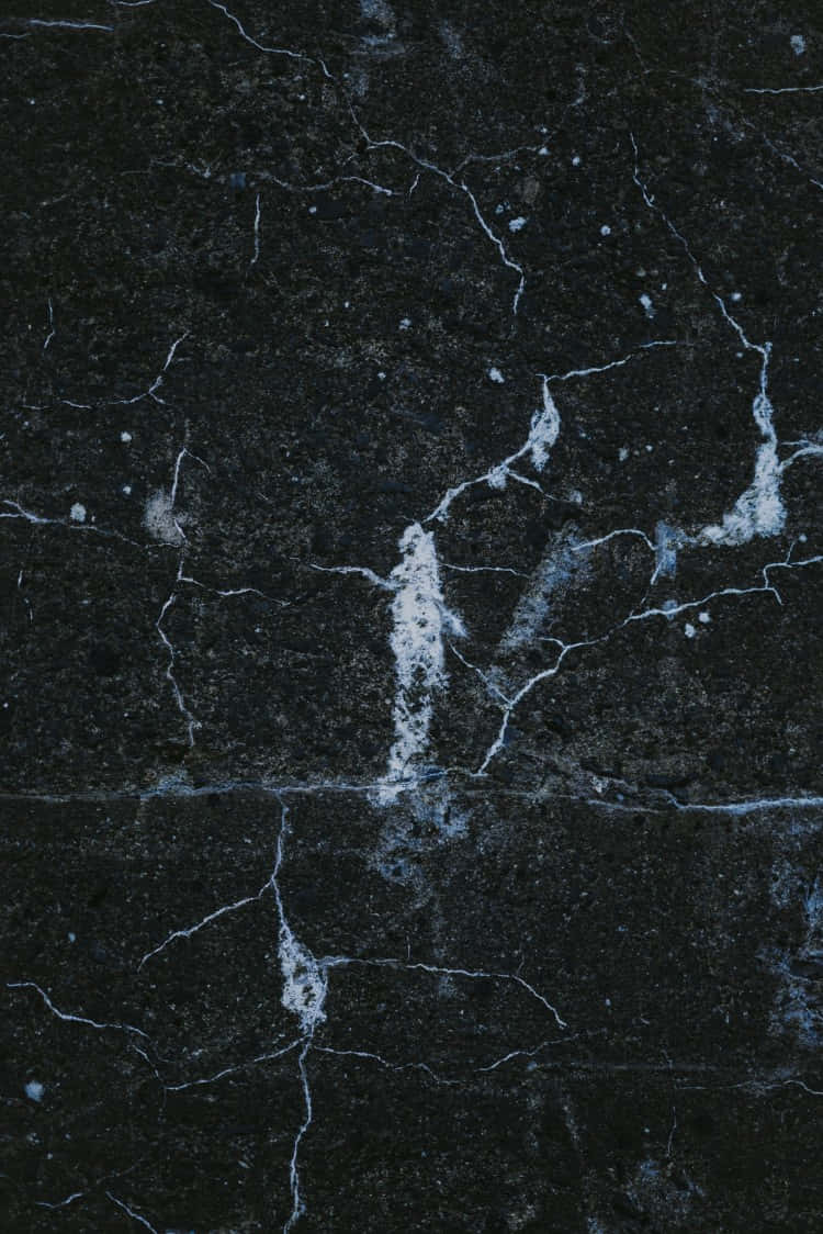 Marble Phone 桌布 壁紙 — 深黑色大理石的近距離特寫，帶有複雜的白色紋理和微妙的藍色底色，營造出奢華的質感。
