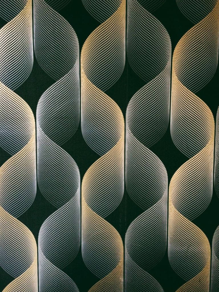 vsco 桌布 壁紙 — 深黑色背景上金色和銀色點狀紋理的時尚波浪圖案，營造出奢華的抽象設計。
