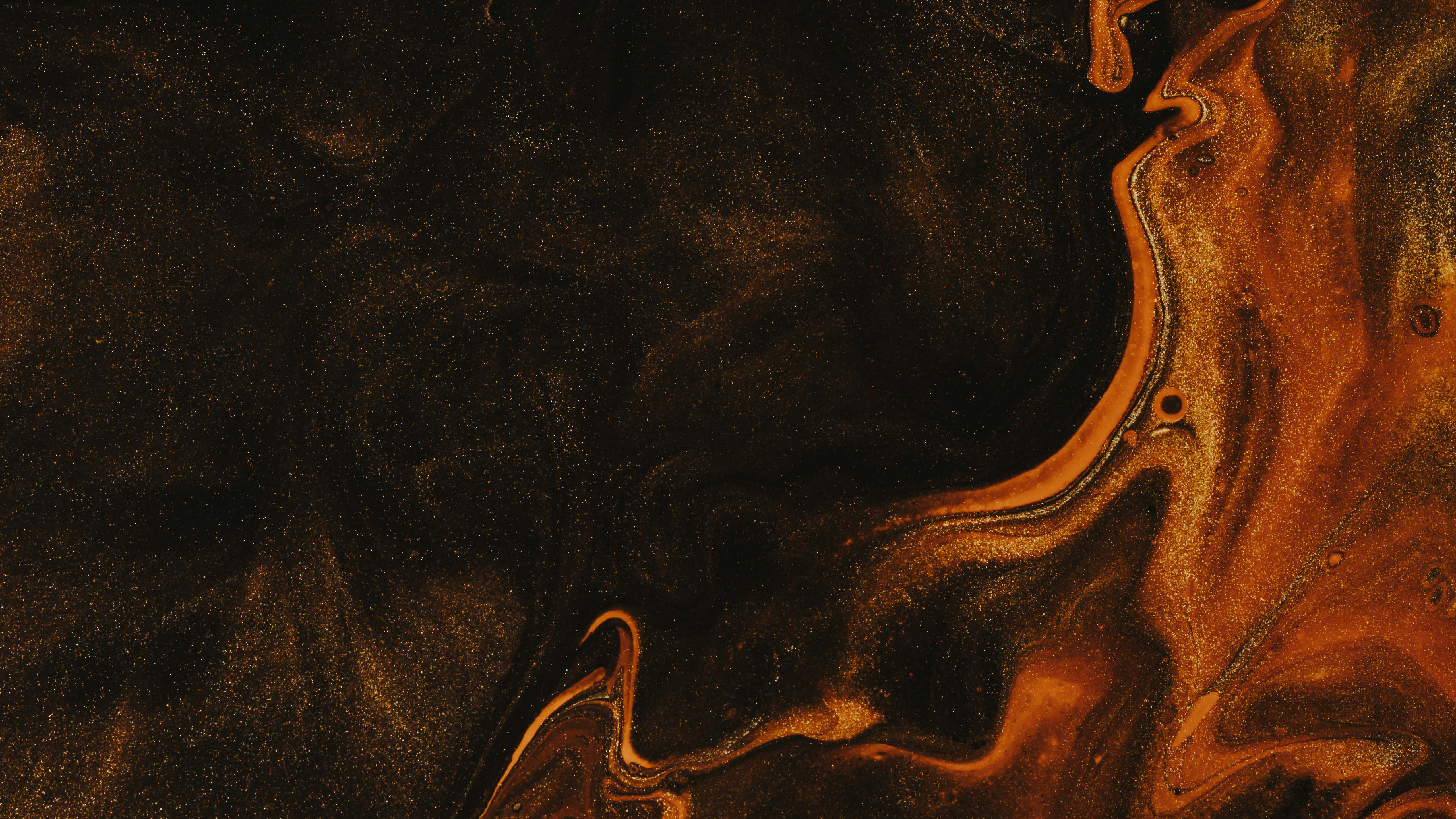 Brown Abstract 桌布 壁紙 — 深黑色與發光琥珀色的迷人抽象漩渦，帶有閃爍質感。
