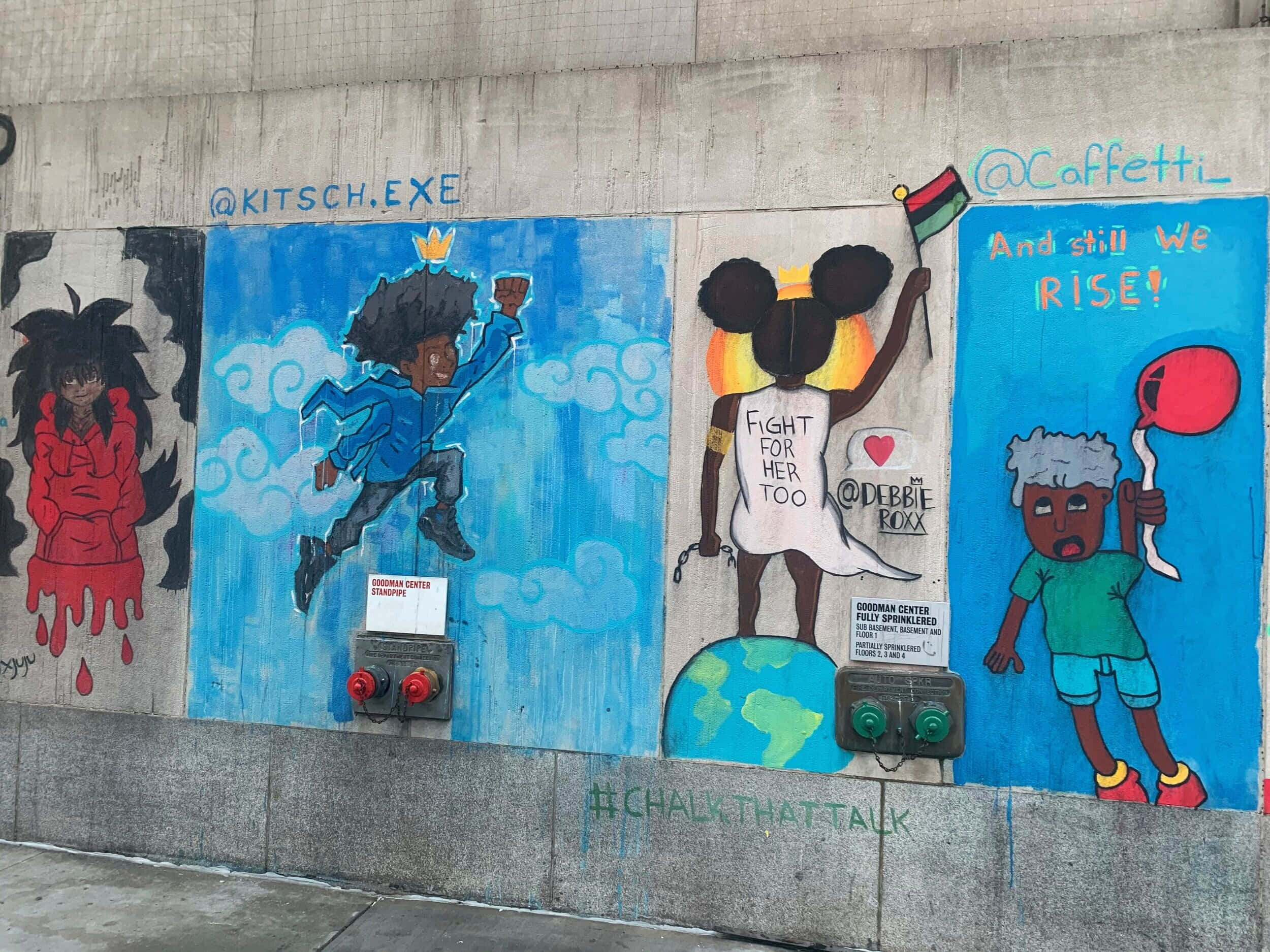 Graffiti Art 桌布 壁紙 — 混凝土上充滿活力的粉筆壁畫描繪了多樣化的人物，帶有韌性和社會正義的訊息，背景是藍天。