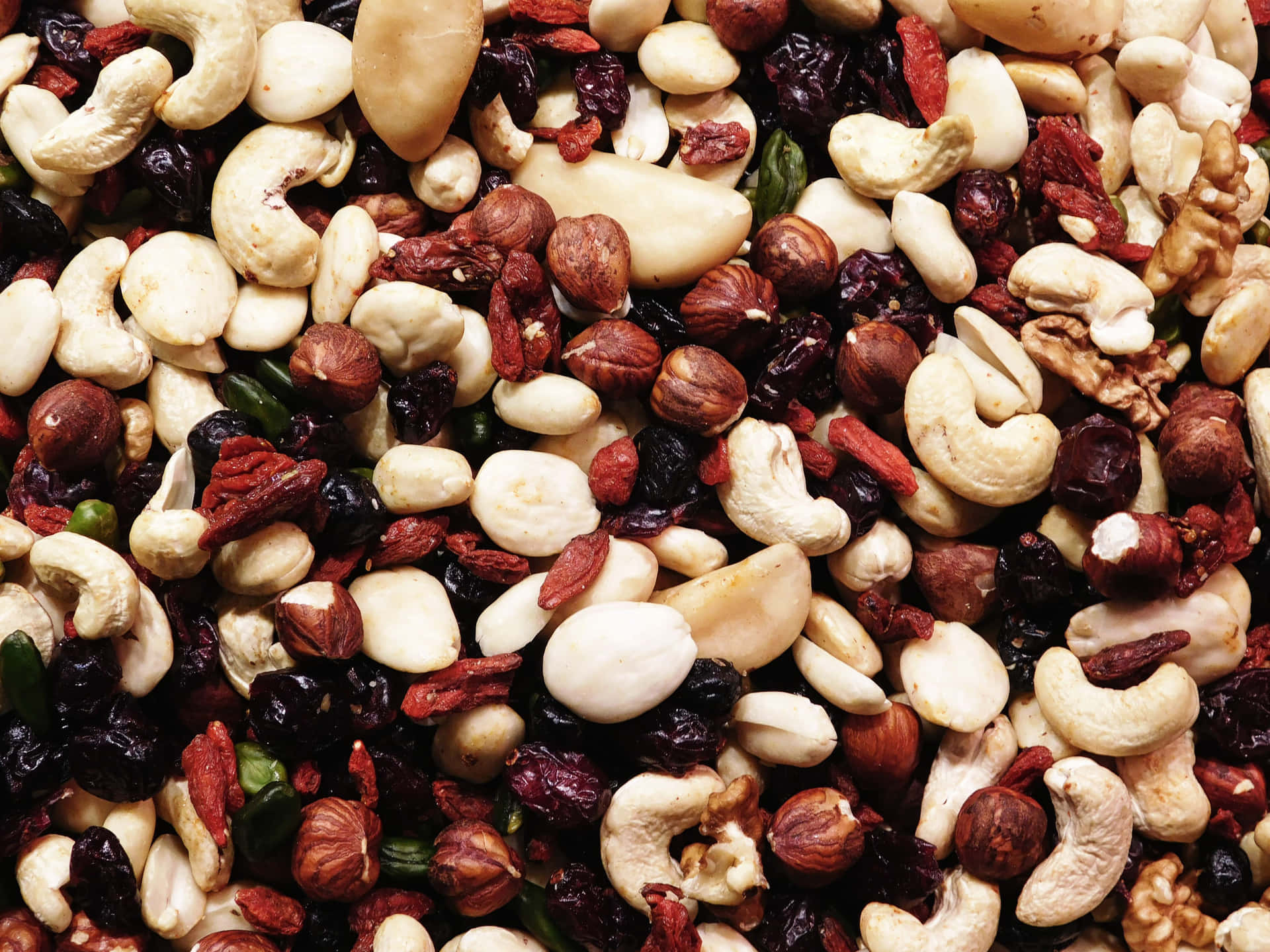 Dried fruit 壁紙 — 混合堅果和乾果的特寫，包括腰果、榛子、蔓越莓和枸杞。