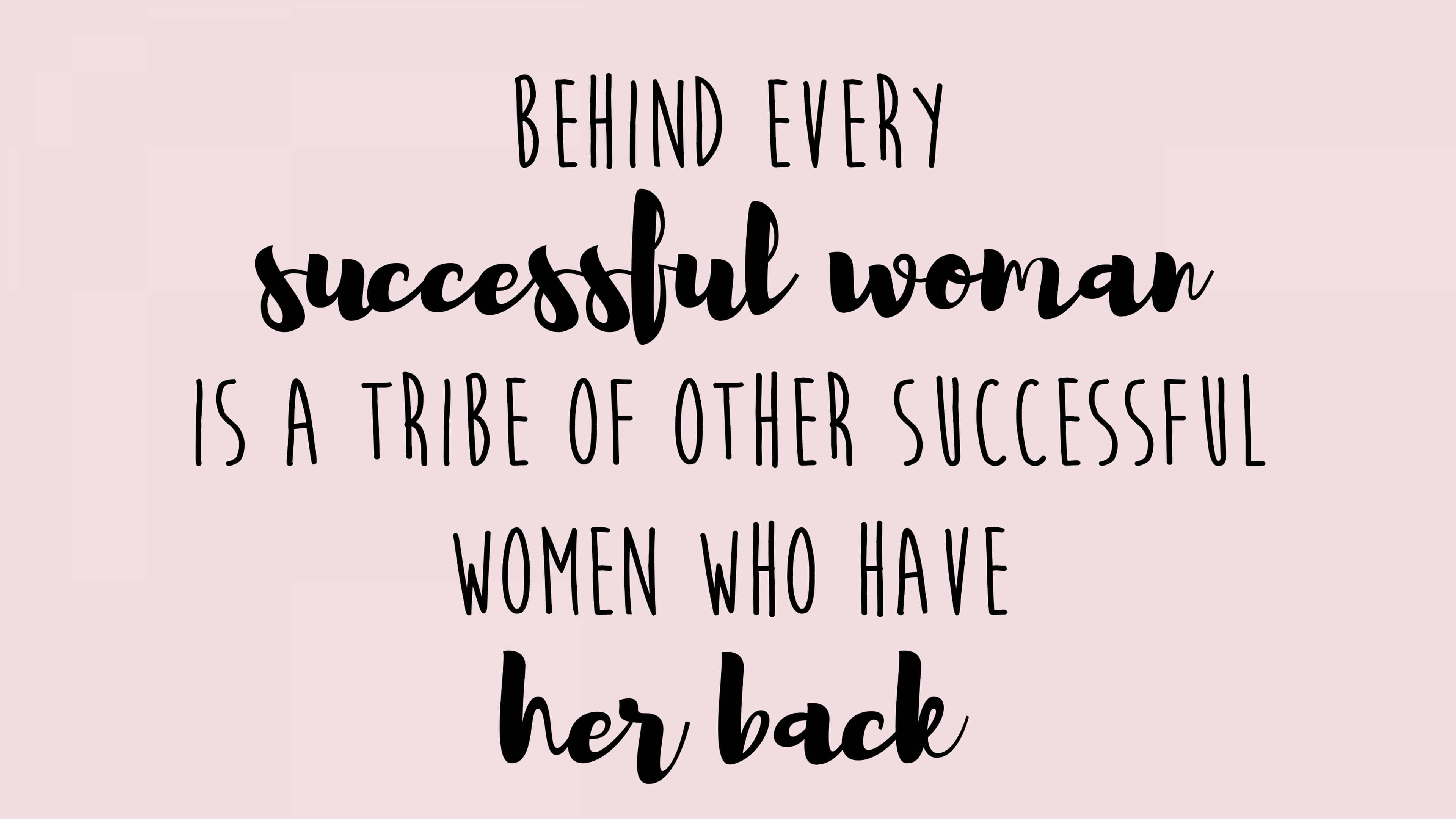 Success 桌布 壁紙 — 混合黑色字體在柔和粉紅色背景上的勵志名言，慶祝女性的支持與成功。