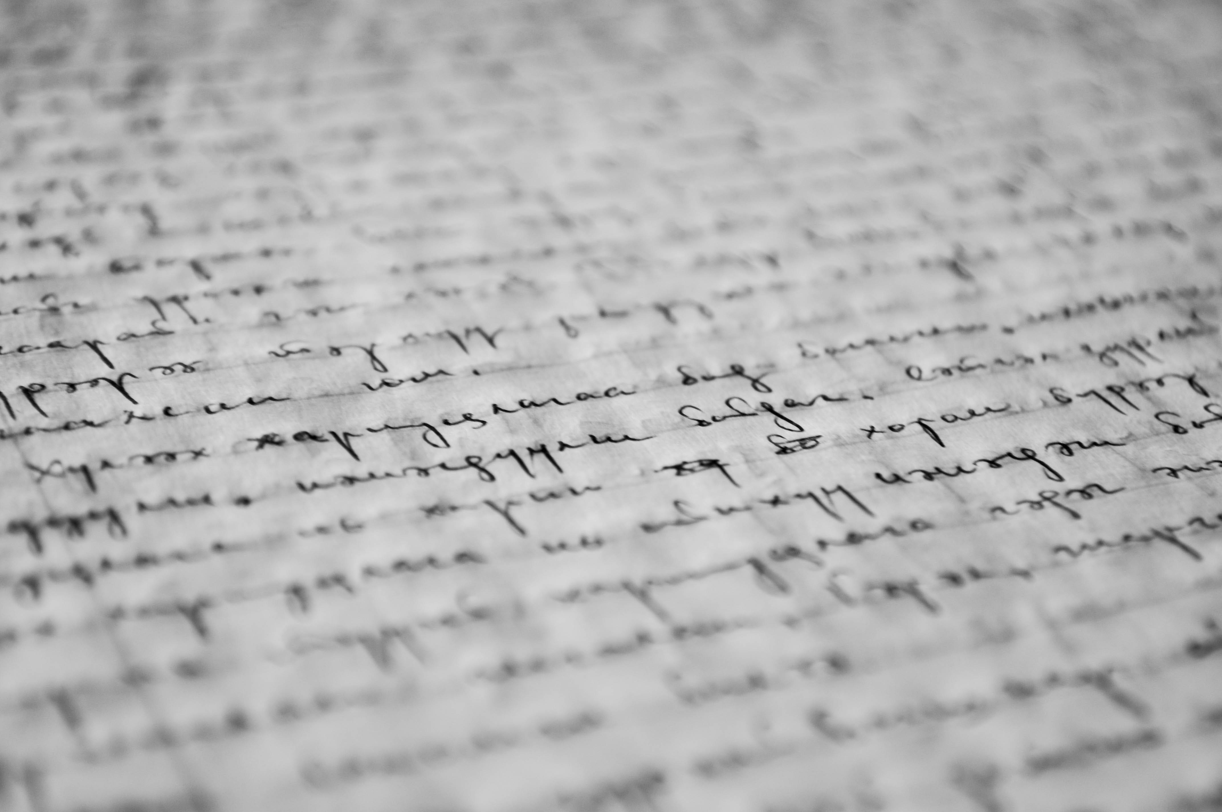 text 桌布 壁紙 — 淺景深下，舊紙上優雅草書的近距離特寫。