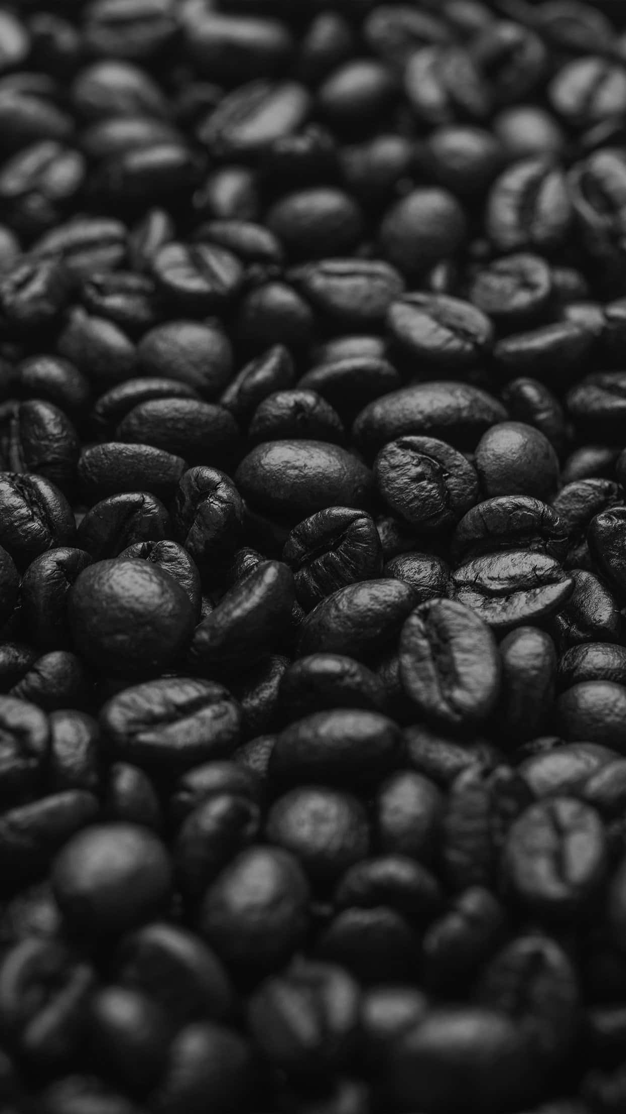 Black Coffee 桌布 壁紙 — 淺景深下光澤烘焙咖啡豆的特寫黑白照片。