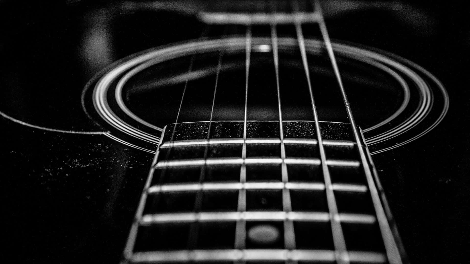 Black And White Guitar 桌布 壁紙 — 淺景深下拍攝的吉他弦線與共鳴孔黑白特寫。