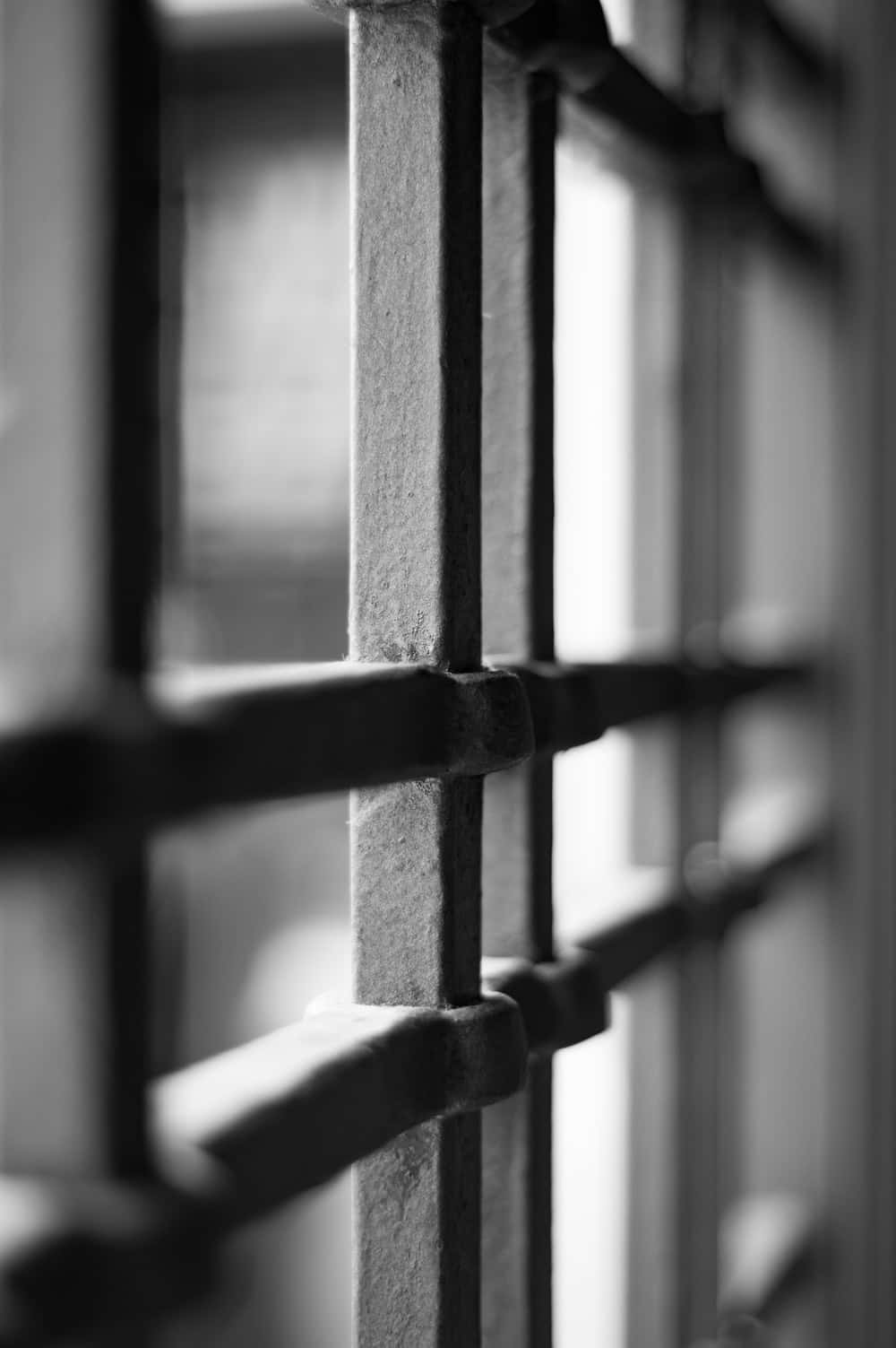 Prison Cell 桌布 壁紙 — 淺景深下風化金屬監獄鐵欄的特寫黑白照片。