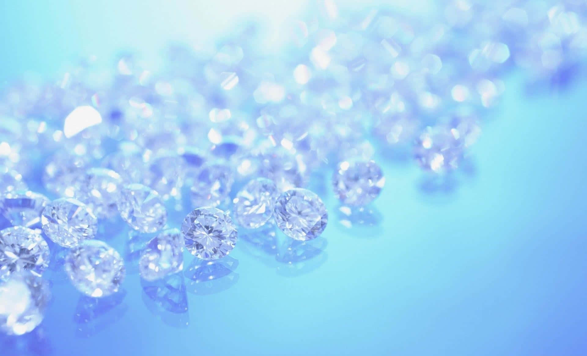 Blue Diamonds 桌布 壁紙 — 淺景深捕捉到散落在光滑藍色表面上的閃爍鑽石，帶有柔和散景高光。