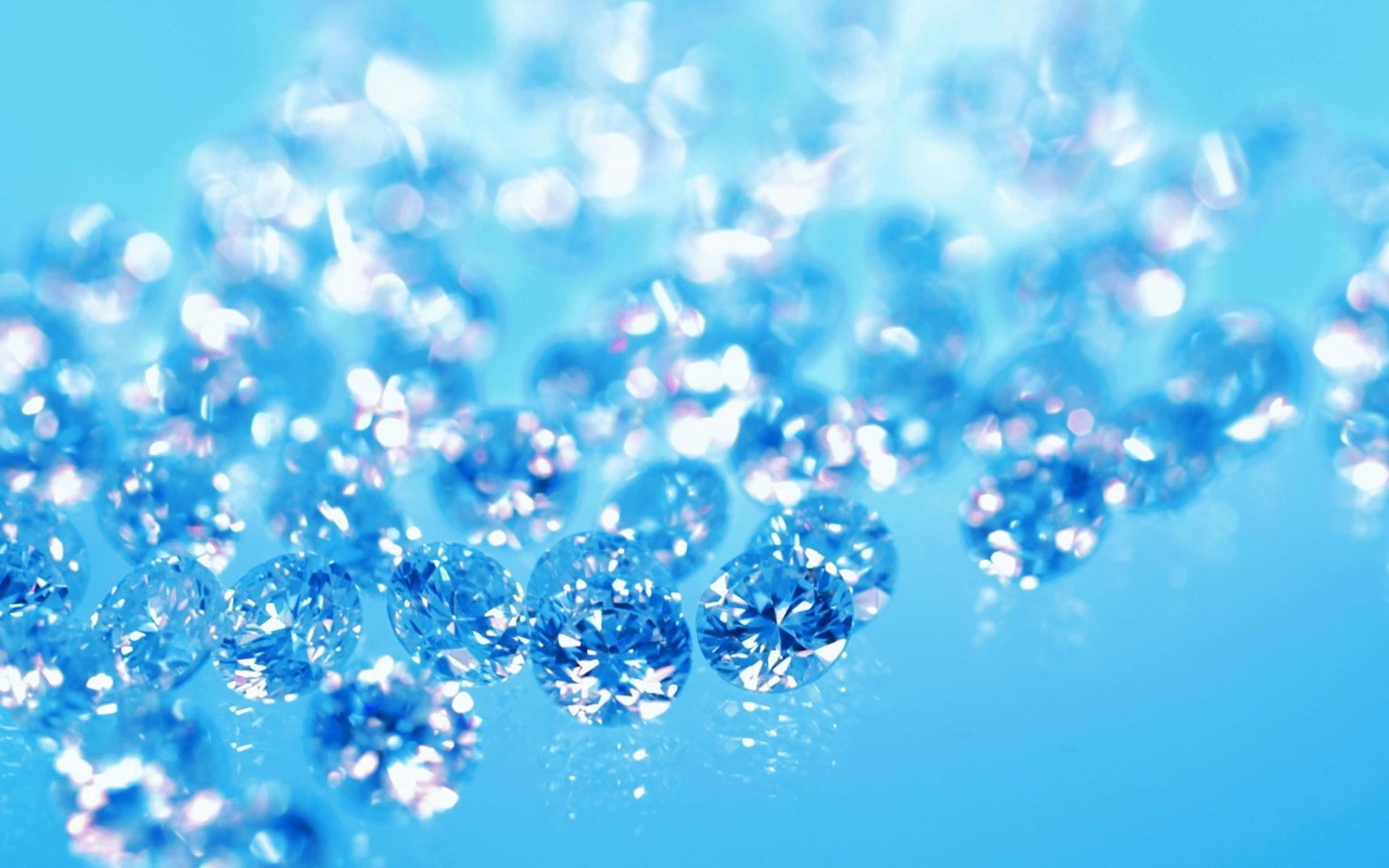Diamond Aesthetic 桌布 壁紙 — 淺景深捕捉到散落在柔軟藍色表面上、帶有明亮高光的閃爍藍色鑽石。