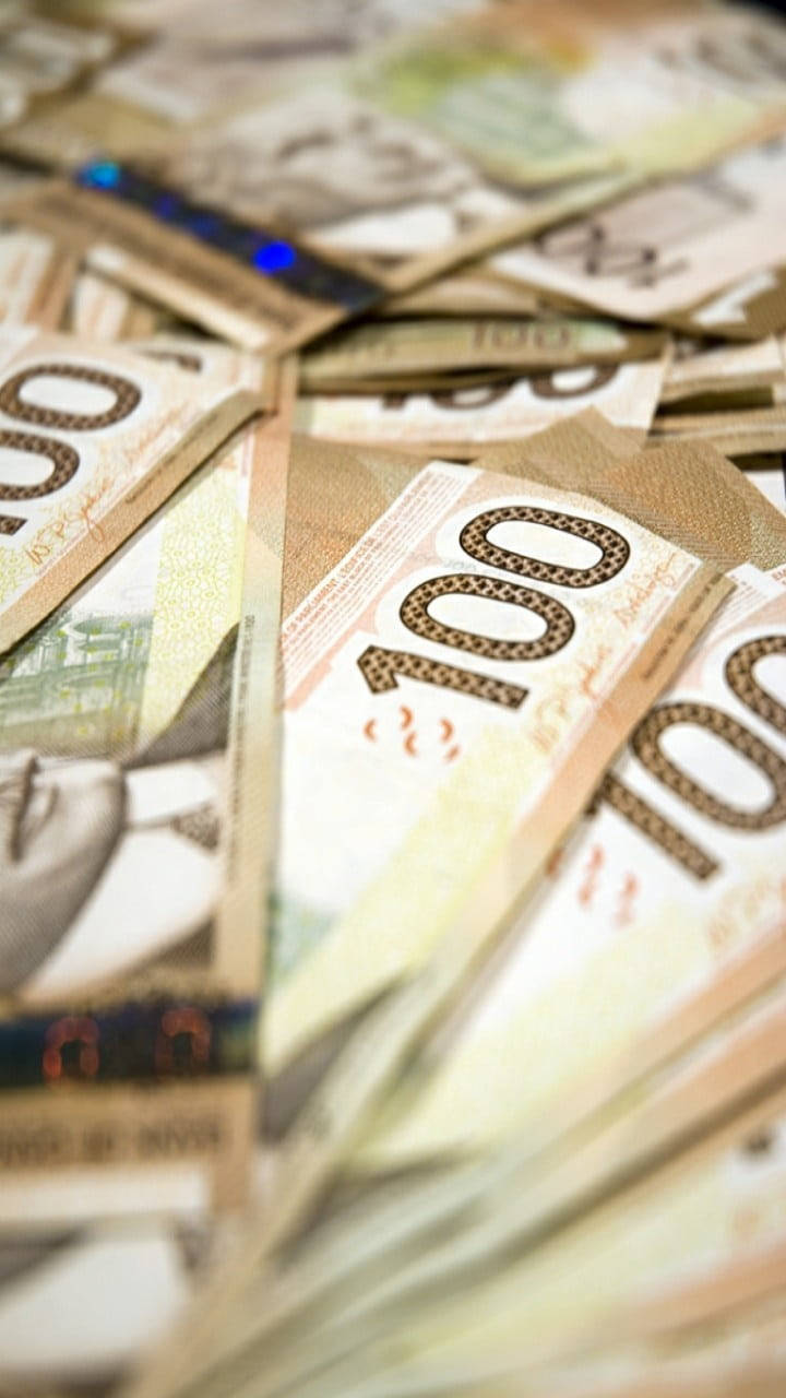 money iPhone 桌布 壁紙 — 淺景深特寫散落的100日元紙幣，可見序號和肖像細節。