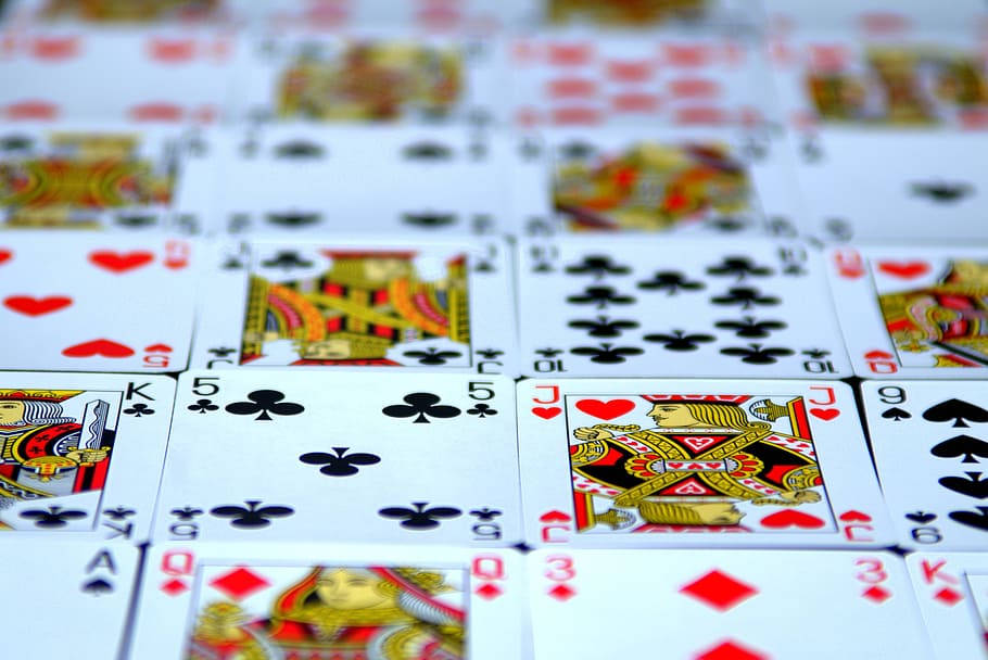 bridge 桌布 壁紙 — 淺景深特寫散落的撲克牌，焦點落在皇室人面牌及數字牌上。