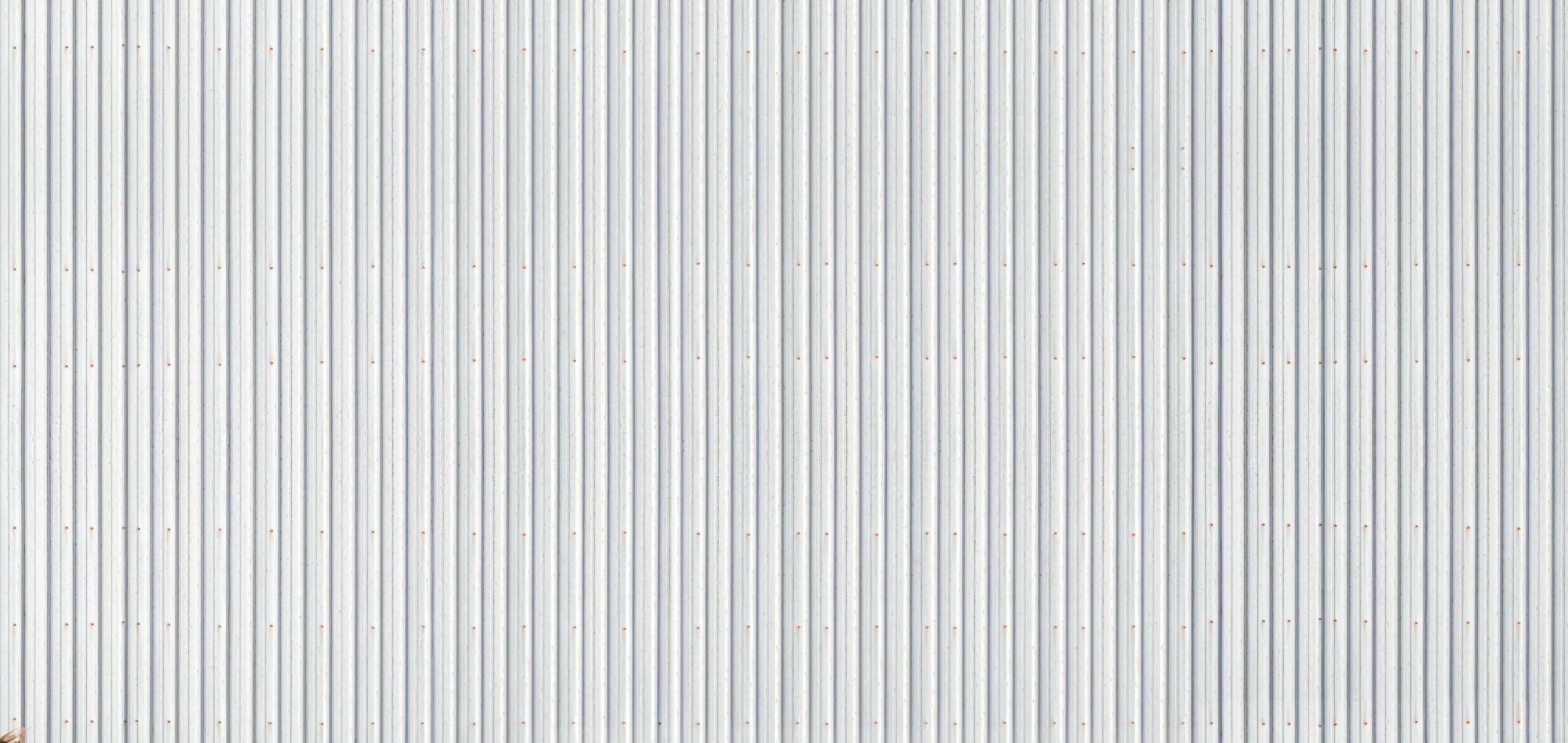 2280x1080 桌布 壁紙 — 淺灰色波紋金屬牆的近距離特寫，帶有垂直脊線和微妙的鉚釘細節。