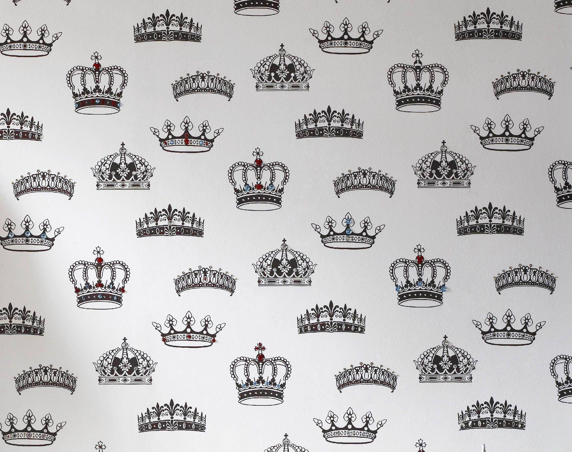 Crown 桌布 壁紙 — 淺灰色背景上重複的華麗黑色皇冠圖案，飾有紅色和藍色寶石。