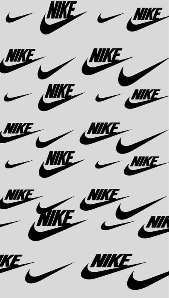 Nike 桌布 壁紙 — 淺灰色背景上重複的黑色Nike標誌和勾號，營造出大膽的極簡圖案。