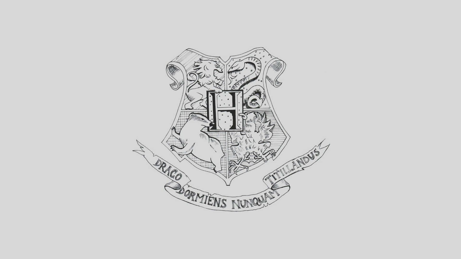Hogwarts Crest 桌布 壁紙 — 淺灰色背景上霍格華茲學校徽章的詳細黑白線條畫。