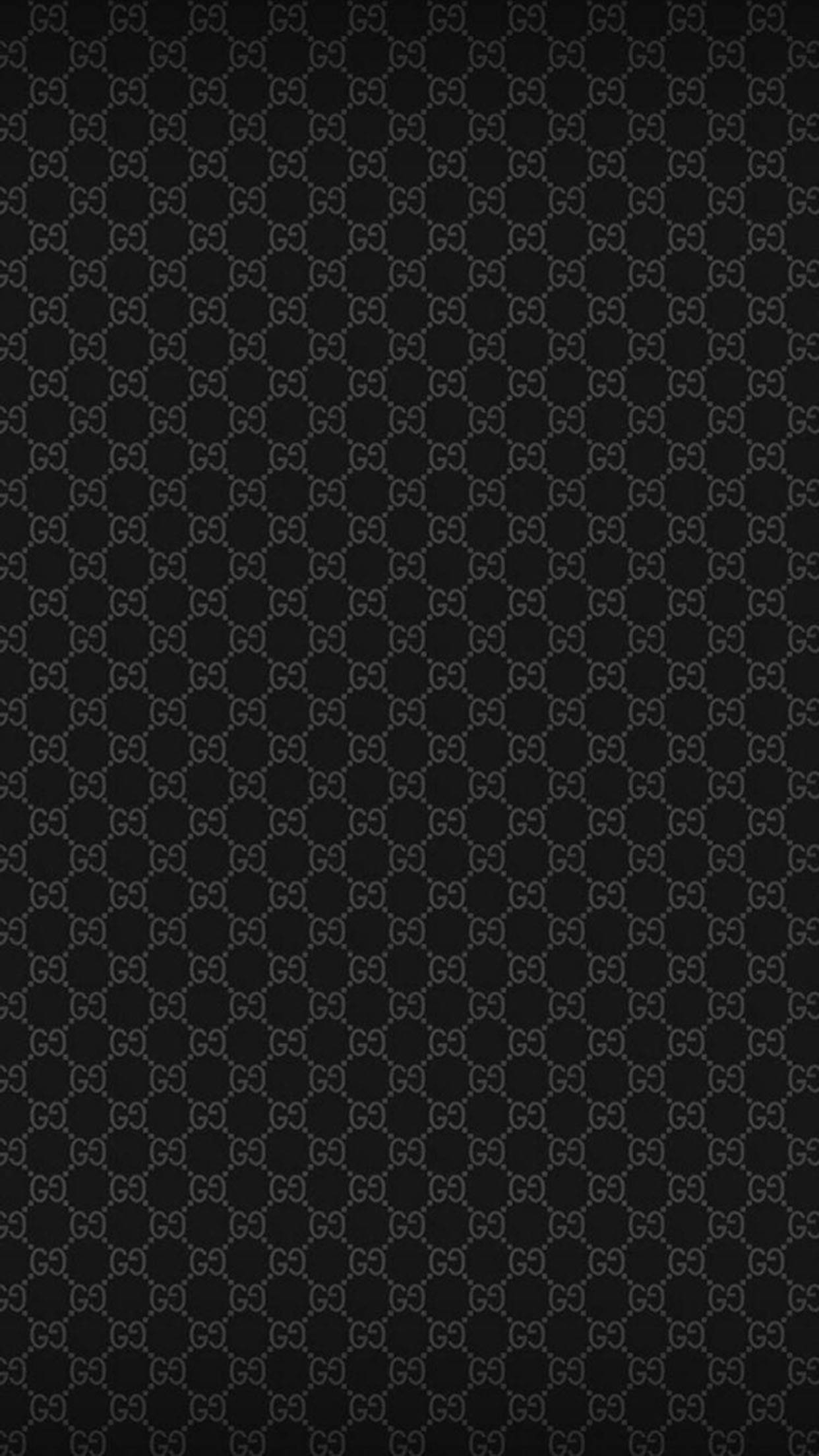 Gucci Pattern 桌布 壁紙 — 淺灰色重複Gucci字母組合圖案在純黑色背景上，營造出奢華簡約的壁紙。
