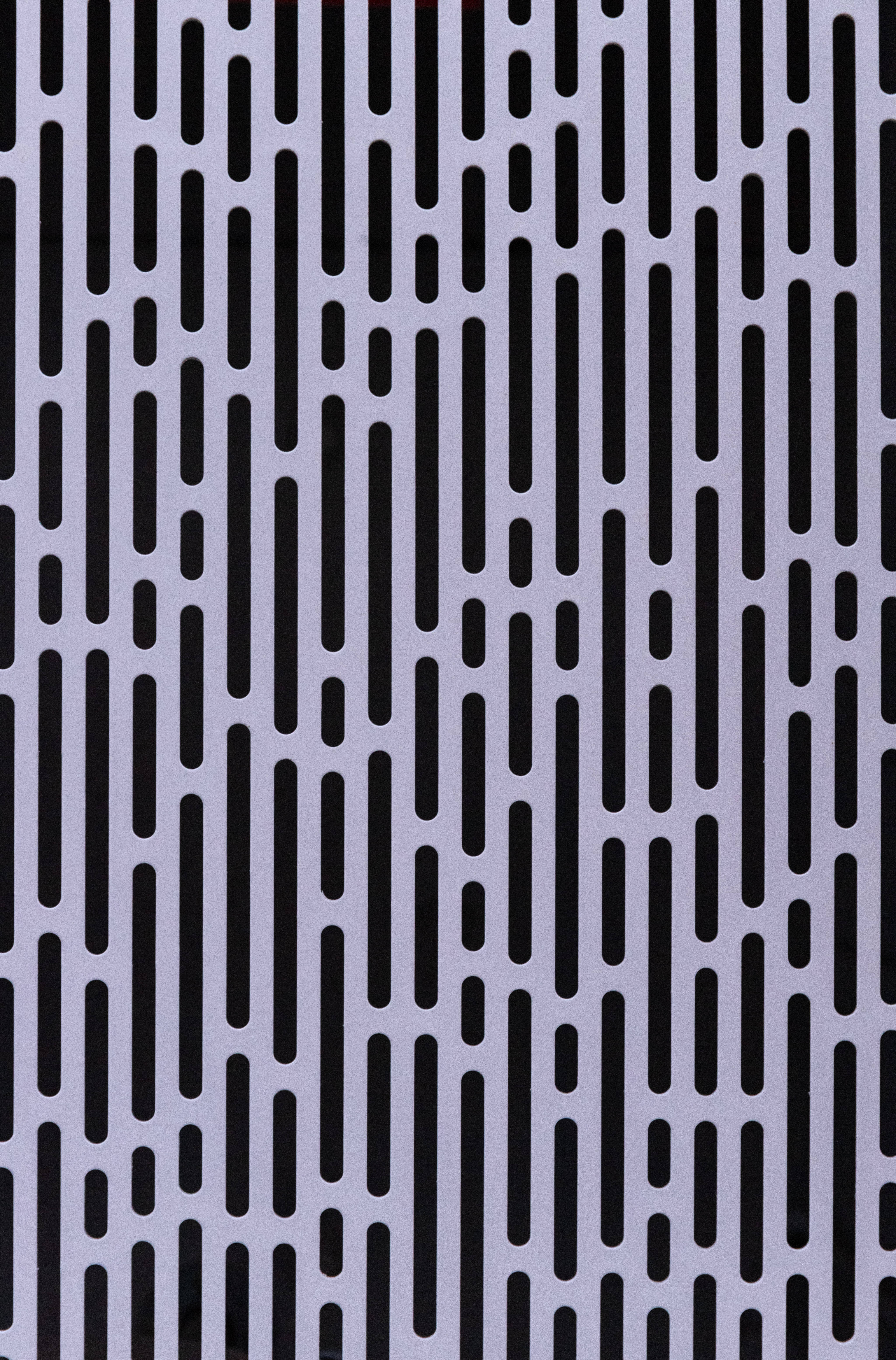 Textured 桌布 壁紙 — 淺灰色金屬表面上的黑色垂直槽位極簡圖案營造出有節奏感的幾何紋理。