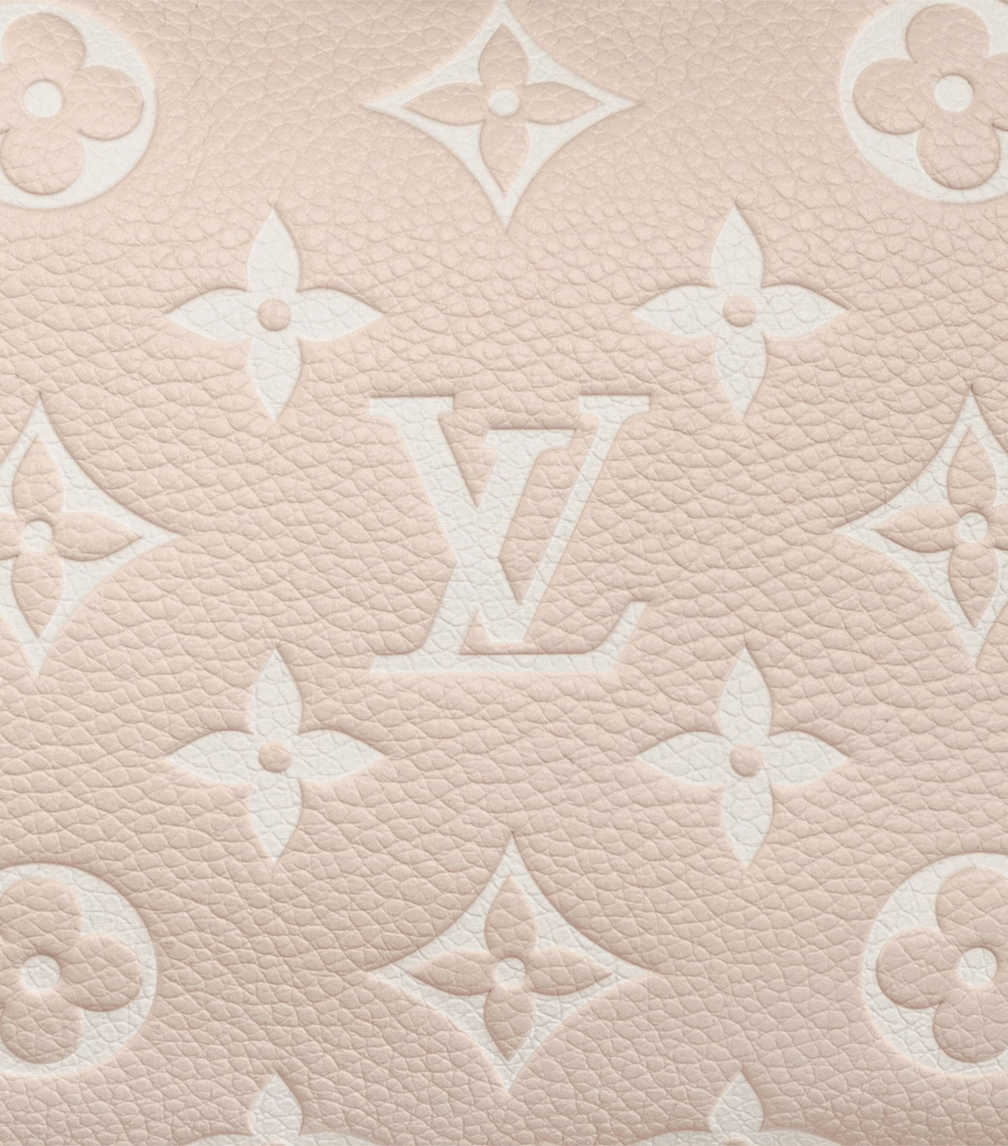 Louis Vuitton Aesthetic 桌布 壁紙 — 淺粉紅色皮革特寫，帶有壓花路易威登字母圖案和柔白色花卉圖案。