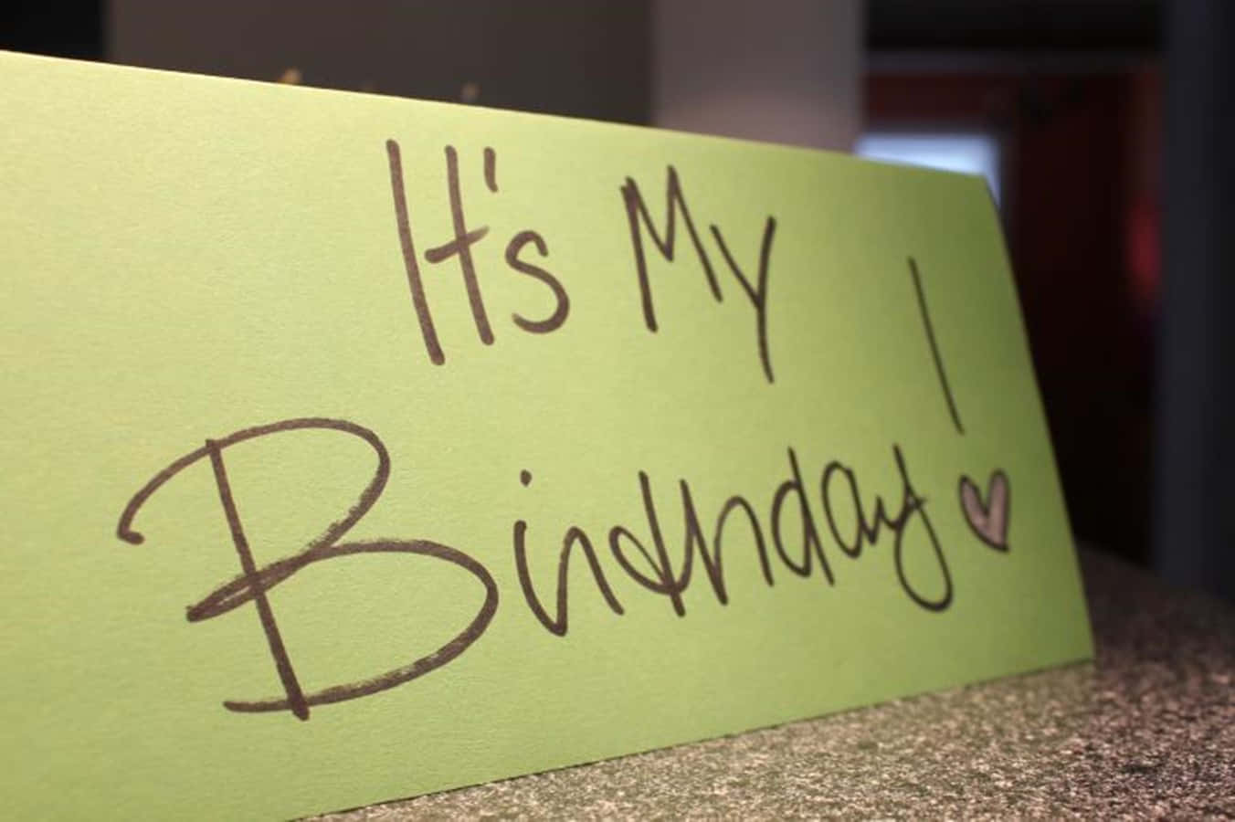 Birthday 桌布 壁紙 — 淺綠色卡片的特寫，上面有手寫文字「It's My Birthday!」和一個心形符號。