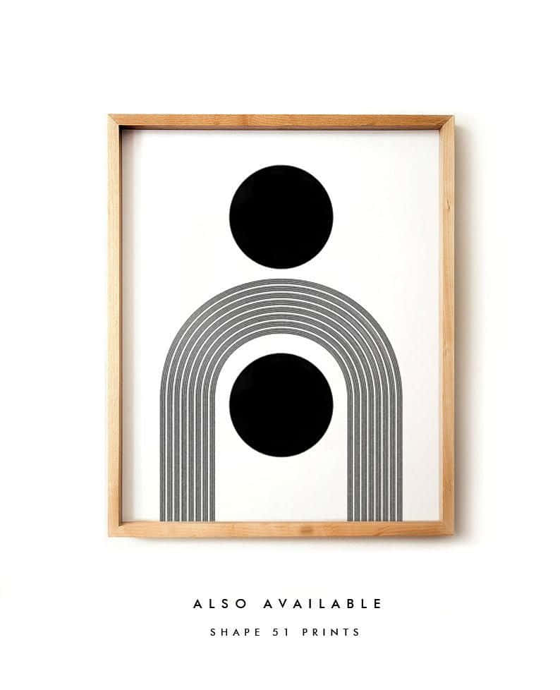 Modern Minimalist Art 桌布 壁紙 — 淺色木框中的極簡抽象藝術印刷品，白色背景上有兩個黑色圓圈和同心灰色拱形。