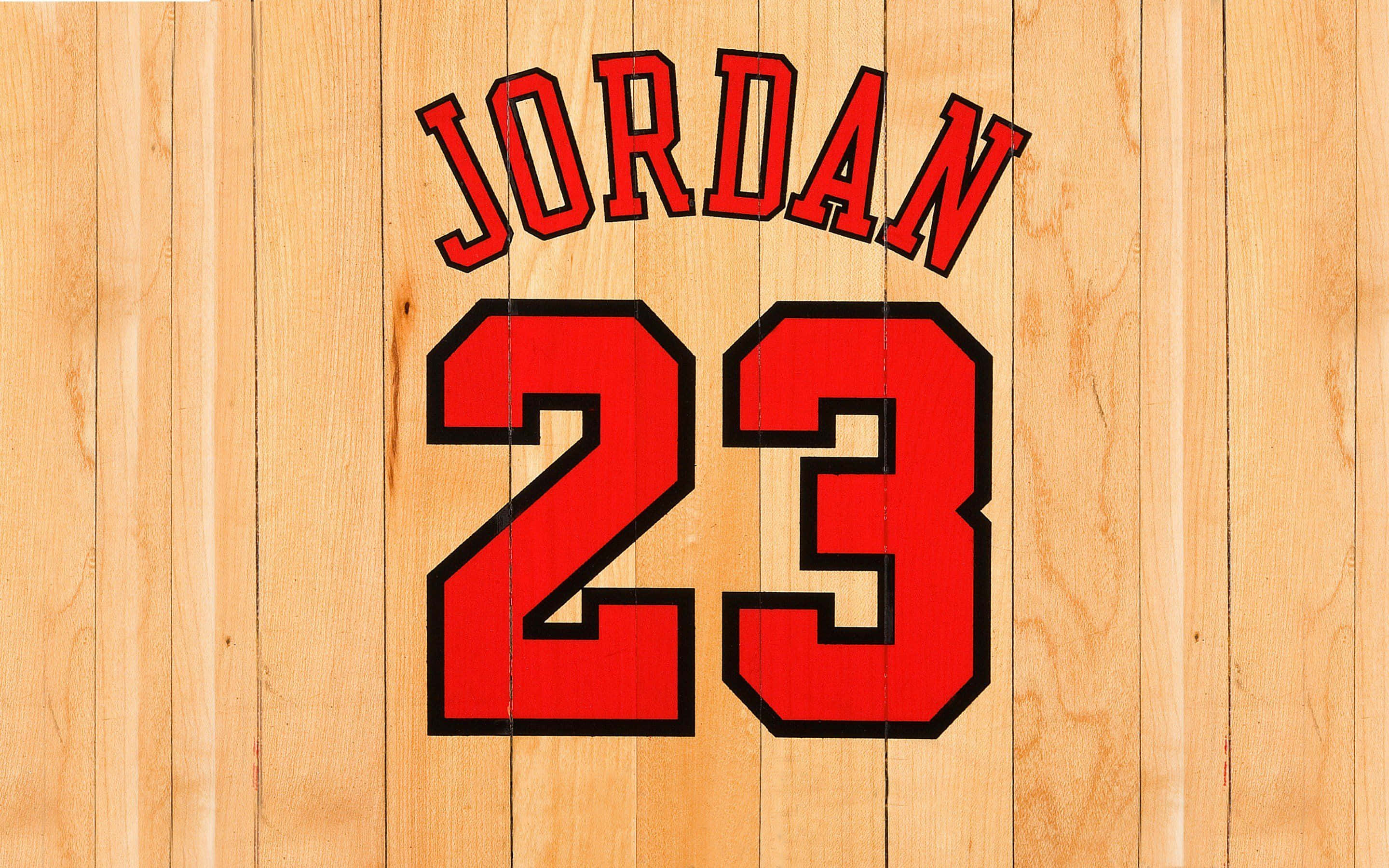 桌布 壁紙 — 淺色木紋背景上的紅色 'JORDAN 23' 籃球球衣標誌。