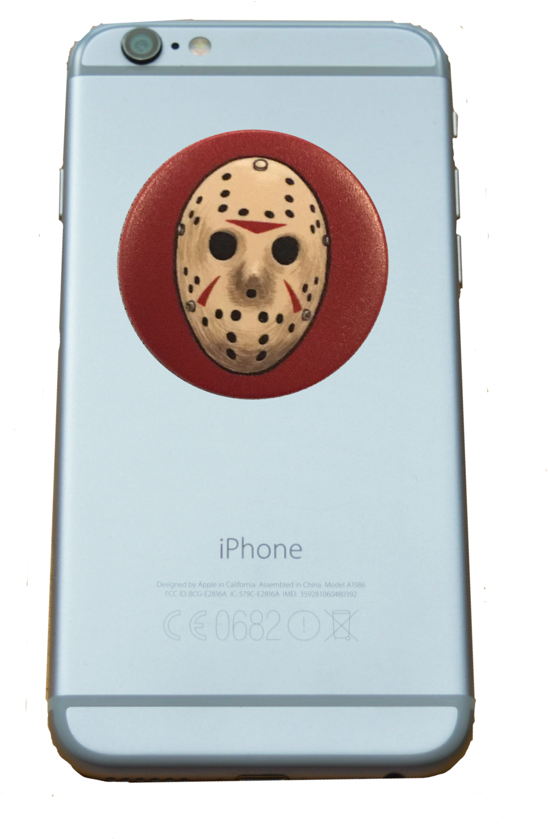 傑森·沃爾希斯 桌布 壁紙 — 淺藍色 iPhone 6s 背面，紅色圓圈中央貼有 Jason Voorhees 曲棍球面具貼紙。
