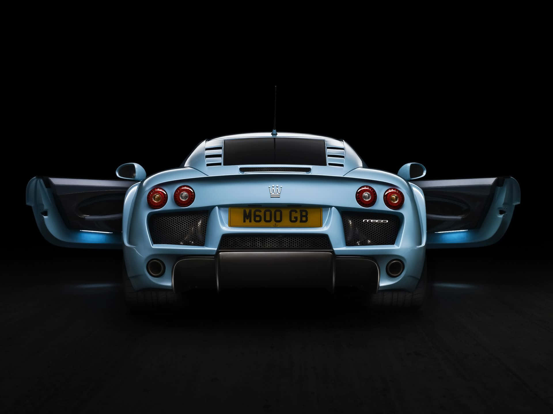 跑車 桌布 壁紙 — 淺藍色 Koenigsegg CCX 跑車，車門打開，底盤發光燈光，黑色背景。