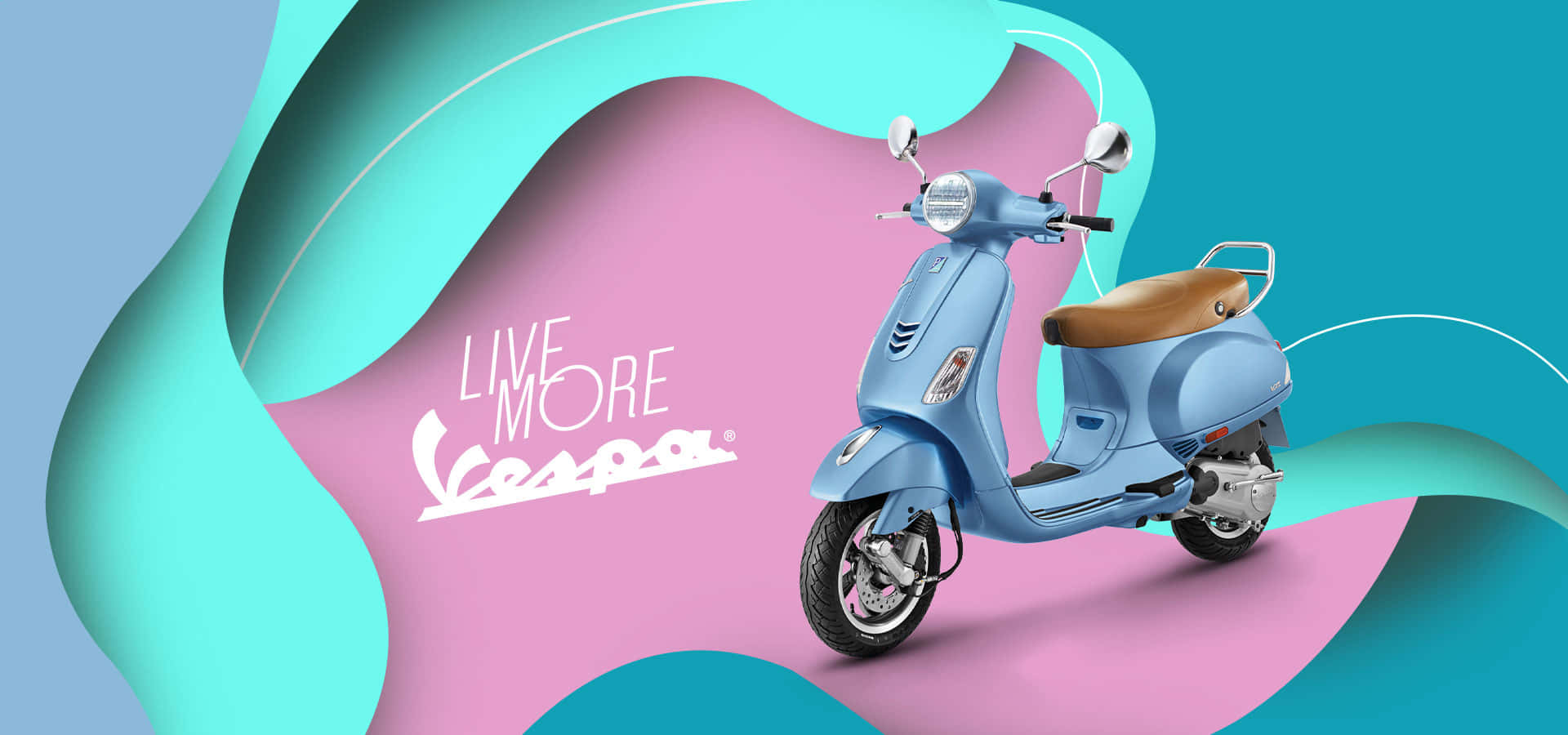scooter 桌布 壁紙 — 淺藍色Vespa機車搭配棕色座椅，站在充滿活力的粉紅色和藍綠色抽象背景前，帶有「Live More Vespa」文字。