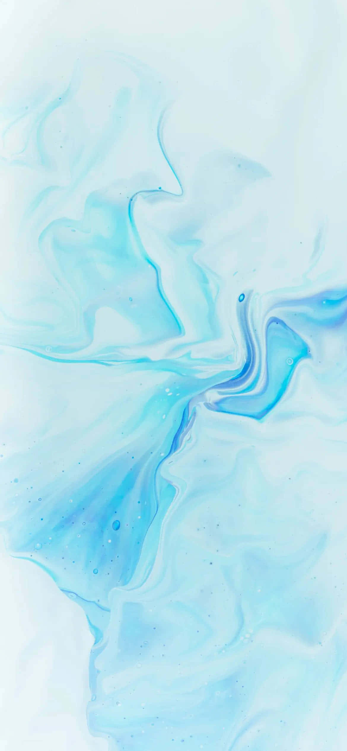 Light Blue Marble 桌布 壁紙 — 淺藍色和白色流體的柔和漩渦圖案營造出平靜的抽象構圖。