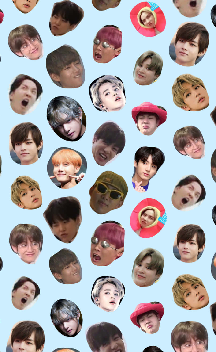 Bts Funny 桌布 壁紙 — 淺藍色壁紙，帶有重複的圓形鏤空圖案，展示K-pop偶像各種富有表情的面孔。