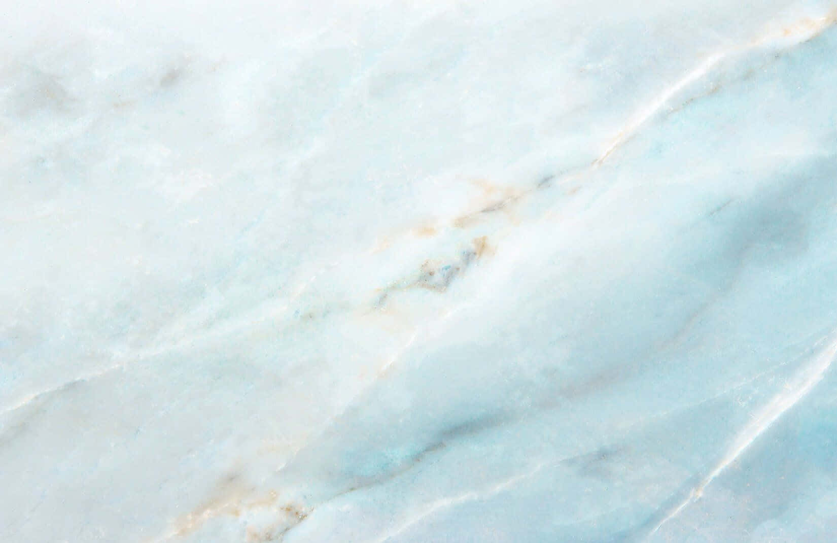Blue Marble 桌布 壁紙 — 淺藍色大理石的近距離特寫，流動的白色和金色紋理營造出寧靜的自然圖案。
