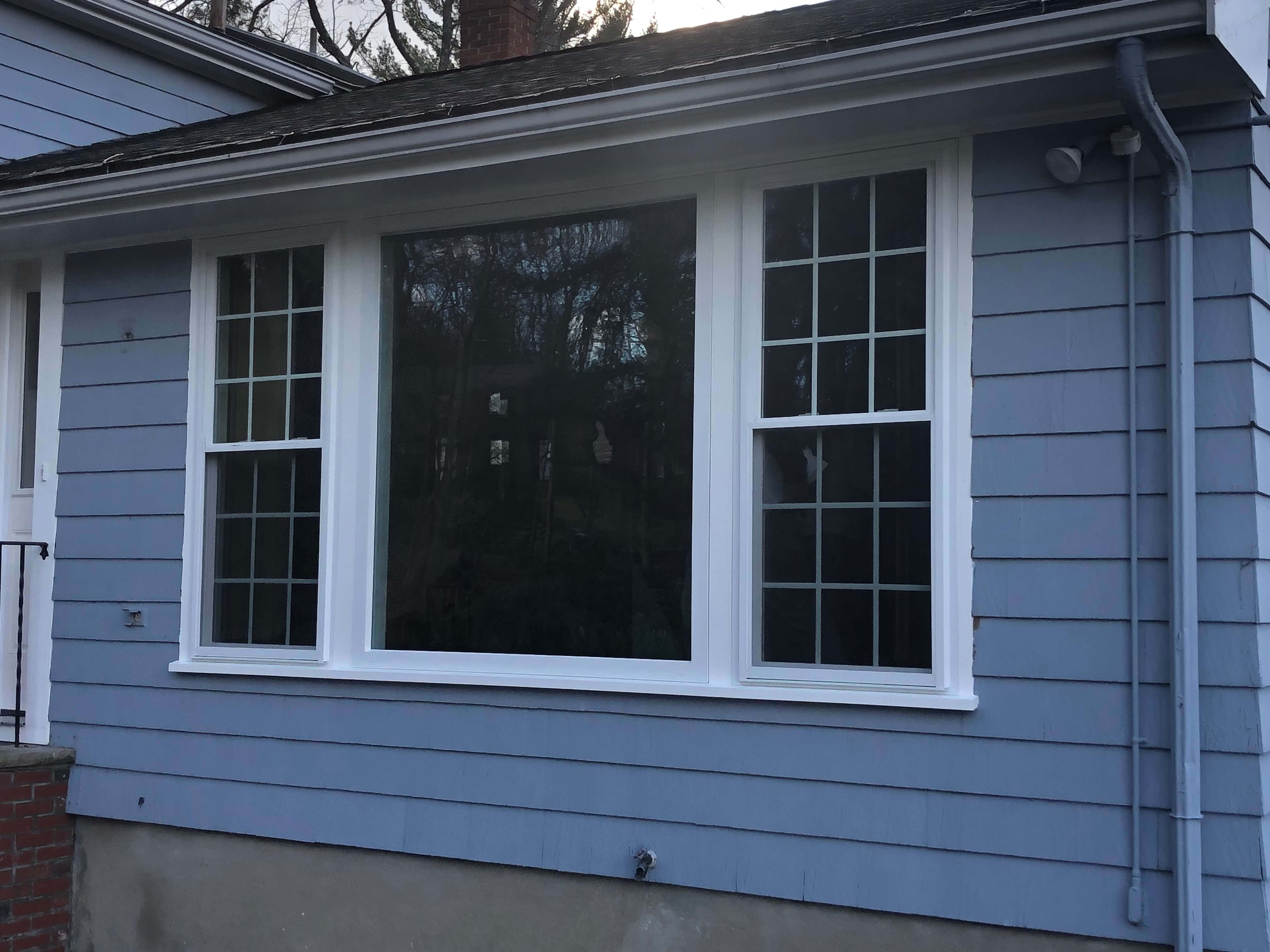 window 桌布 壁紙 — 淺藍色房屋外觀的特寫，特色是帶有白色邊框的窗戶、網格玻璃和深色屋頂線。