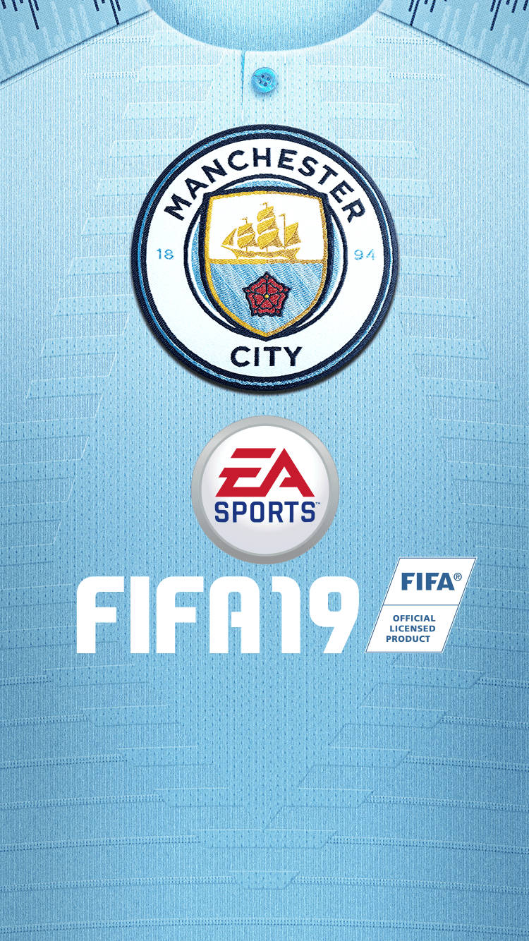 足球 桌布 壁紙 — 淺藍色曼徹斯特城足球球衣的特寫，帶有會徽、EA Sports 和 FIFA 19 標誌。