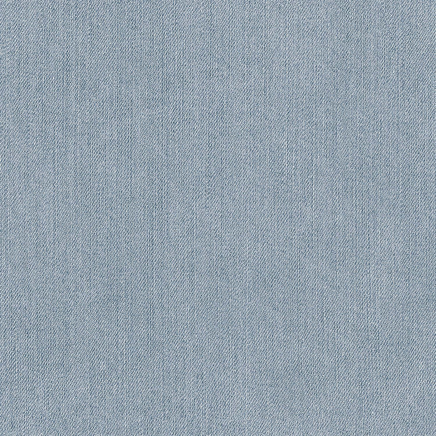 Denim 桌布 壁紙 — 淺藍色紋理布料的特寫，帶有微妙的垂直編織圖案和柔和自然光線。