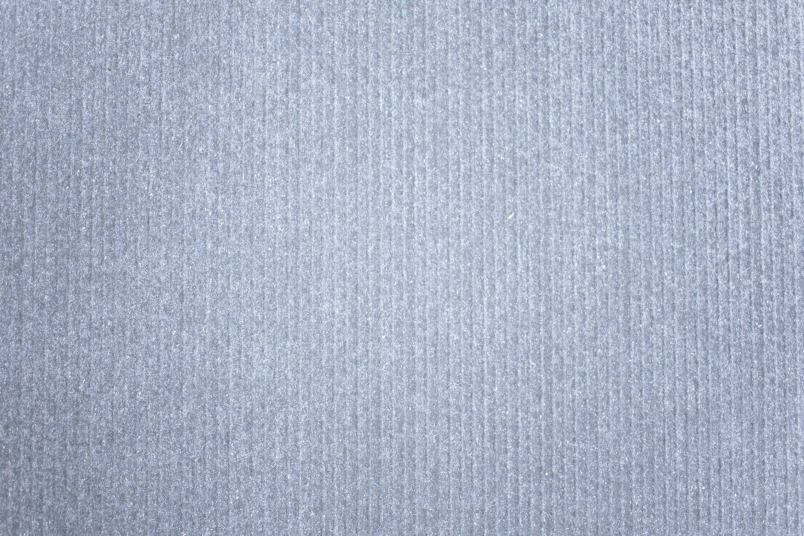 Plain Grey 桌布 壁紙 — 淺藍色紋理布料的特寫，帶有精細的垂直編織圖案和柔和自然光線。