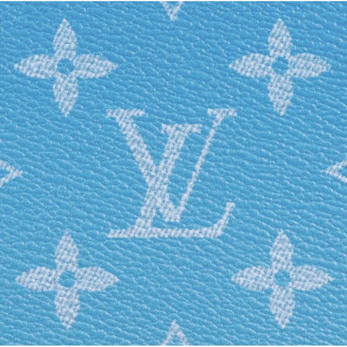 標誌 桌布 壁紙 — 淺藍色紋理布料的特寫，帶有重複的白色 Louis Vuitton 字母組合圖案和花卉圖案。