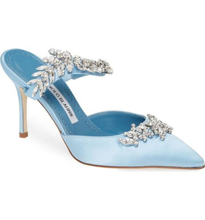 鞋子 桌布 壁紙 — 淺藍色緞面穆勒鞋，鞋帶和鞋頭飾有閃亮水晶裝飾。