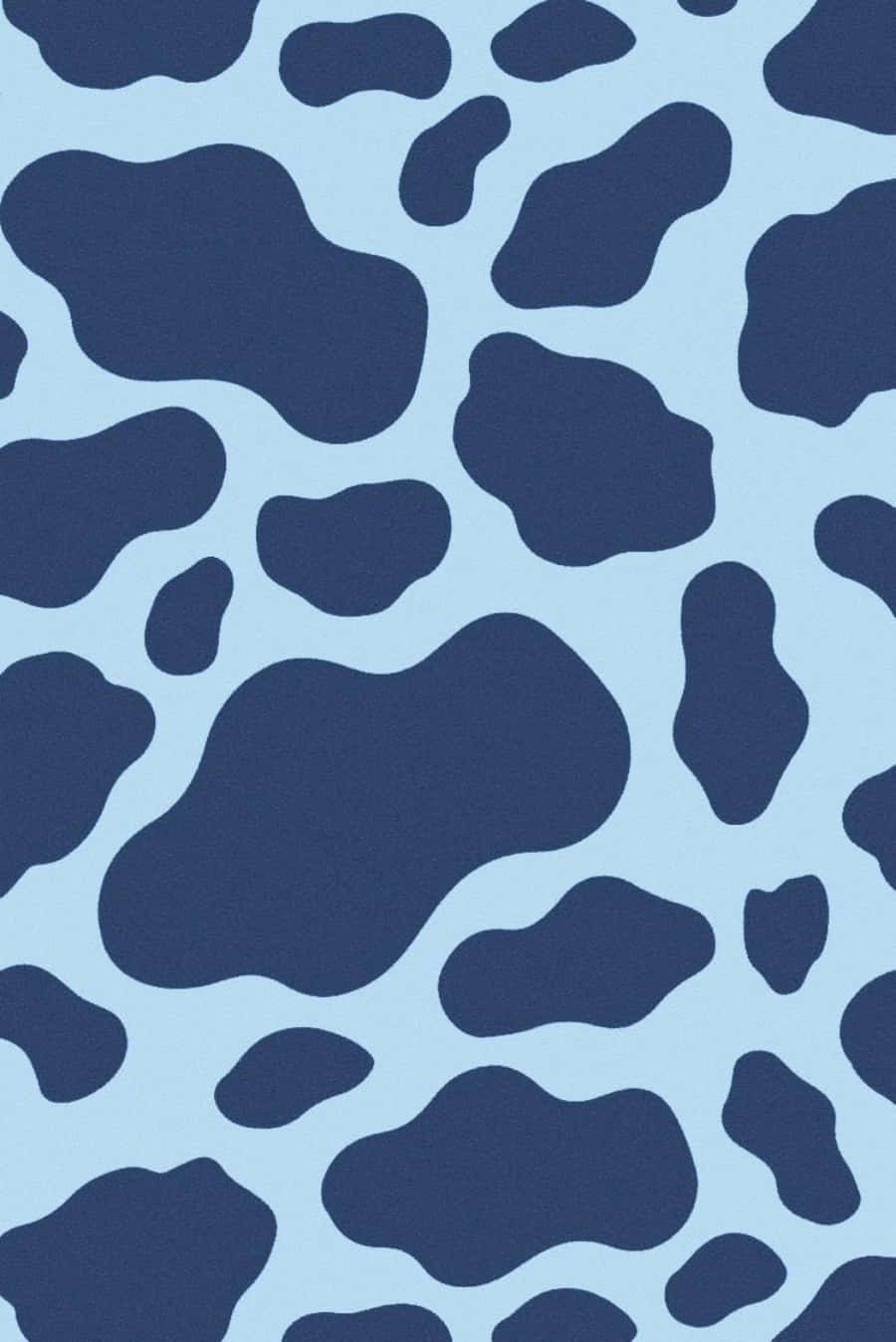 Blue Cow Print 桌布 壁紙 — 淺藍色背景上重複的深藍色乳牛印花斑點圖案。