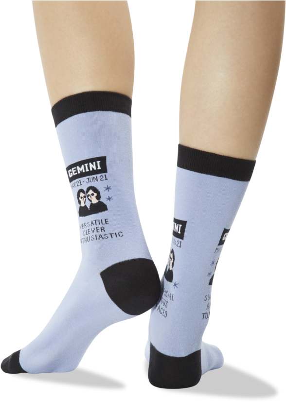 Socks 桌布 壁紙 — 淺藍色襪子搭配黑色飾邊，在純黑背景上展示雙子座星座細節和特質。