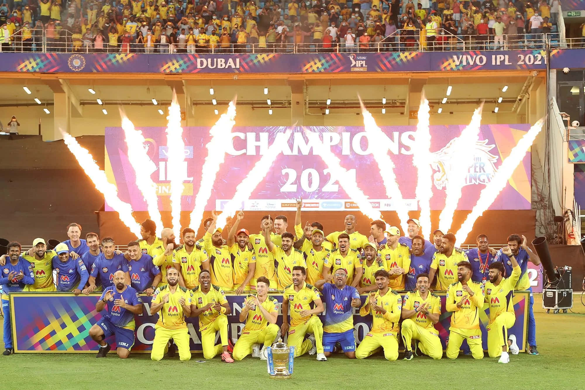 Csk 桌布 壁紙 — 清奈超級國王板球隊在球場燈光下以煙火和獎盃慶祝IPL 2021勝利。