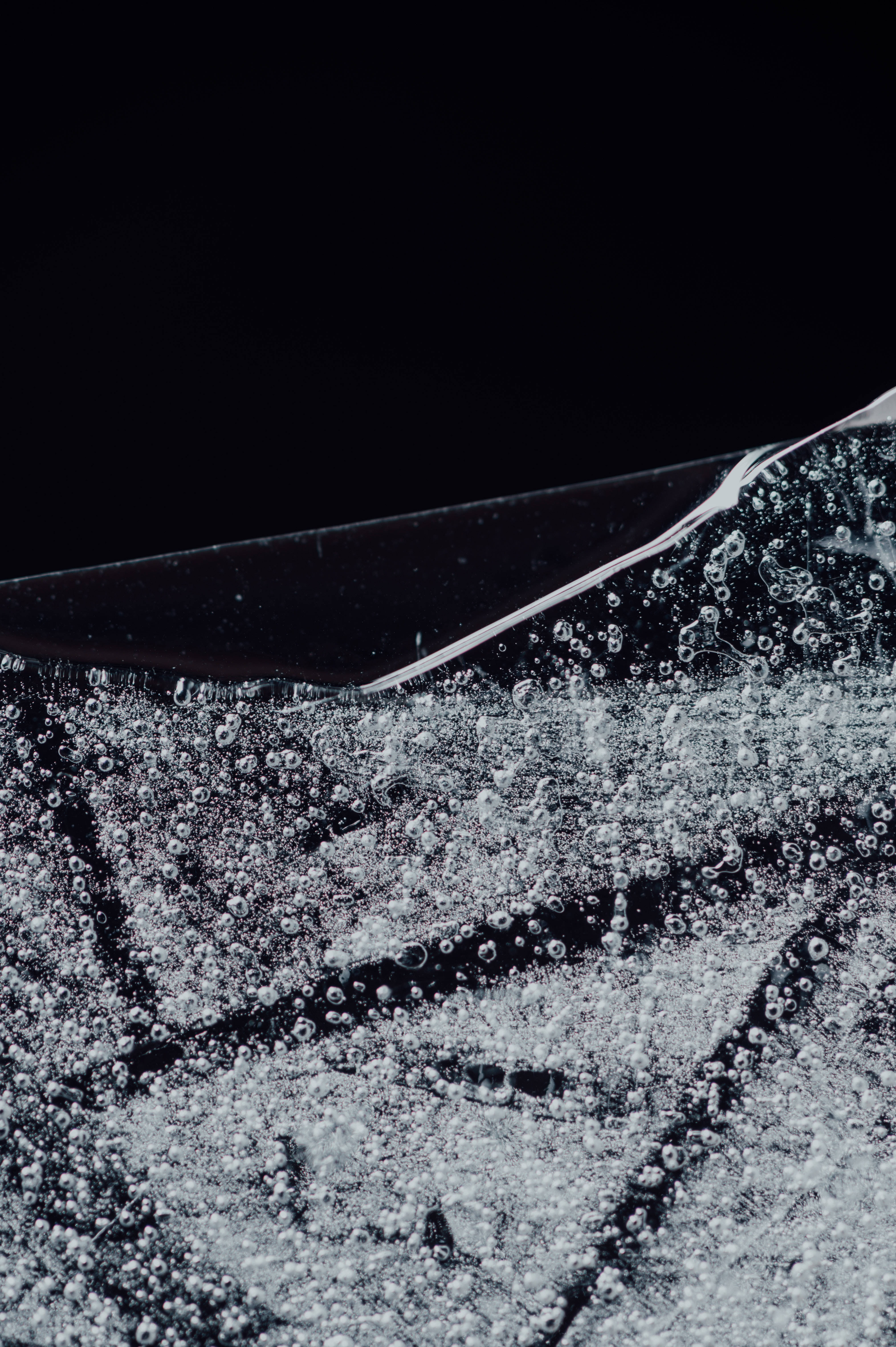 冰雪奇緣 桌布 壁紙 — 清晰液體的特寫，氣泡在純黑背景中上升。
