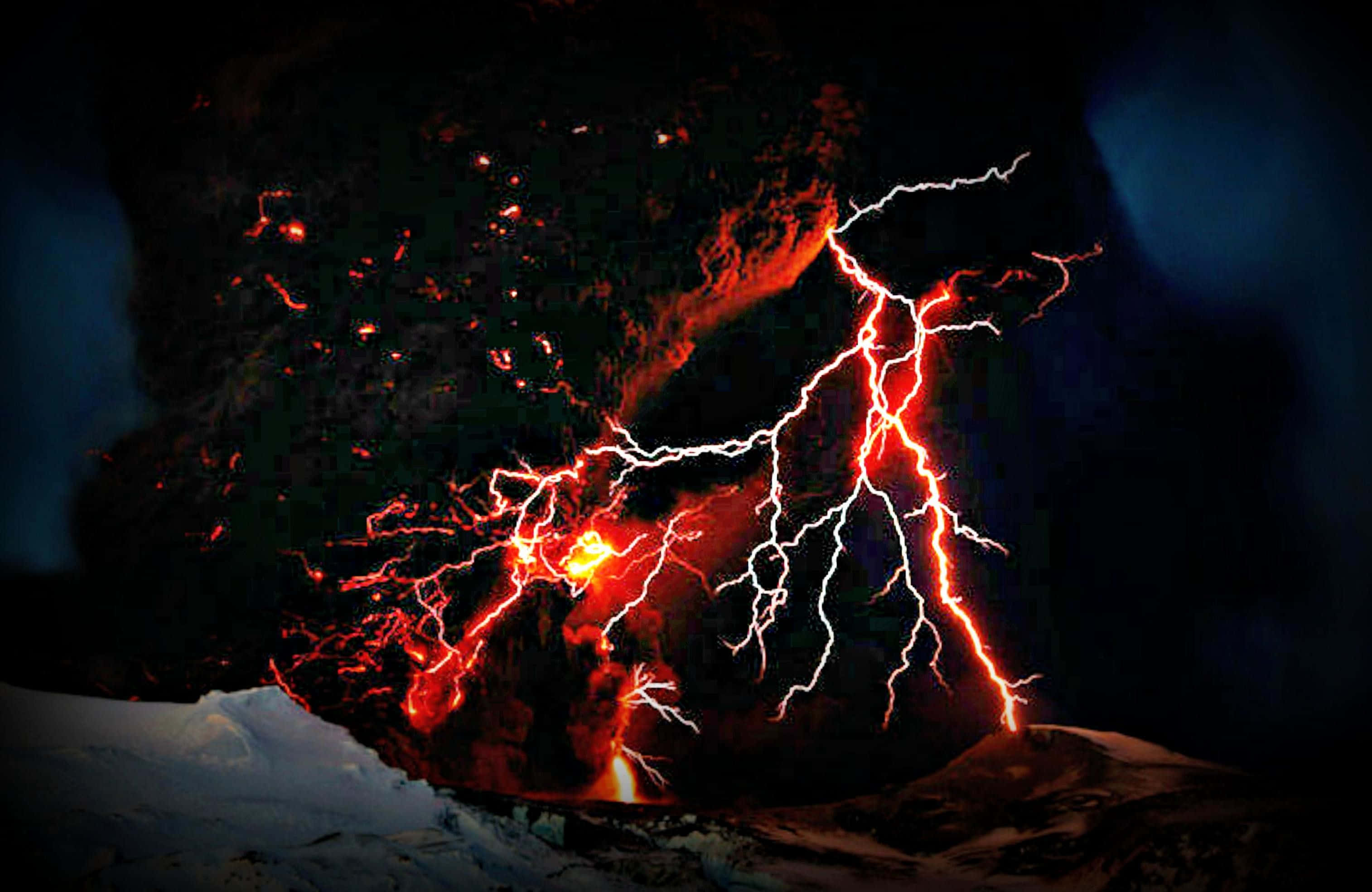 Red Lightning 桌布 壁紙 — 清晰的閃電劃破夜間火山爆發，照亮雪地上的熾熱熔岩。