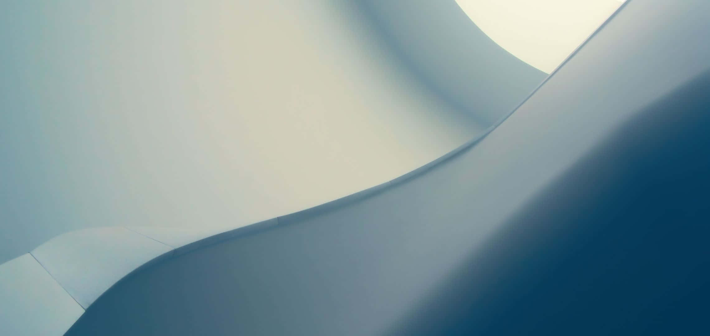 2280x1080 桌布 壁紙 — 清涼藍色和白色抽象表面的平滑流動曲線，營造出寧靜簡約的構圖。