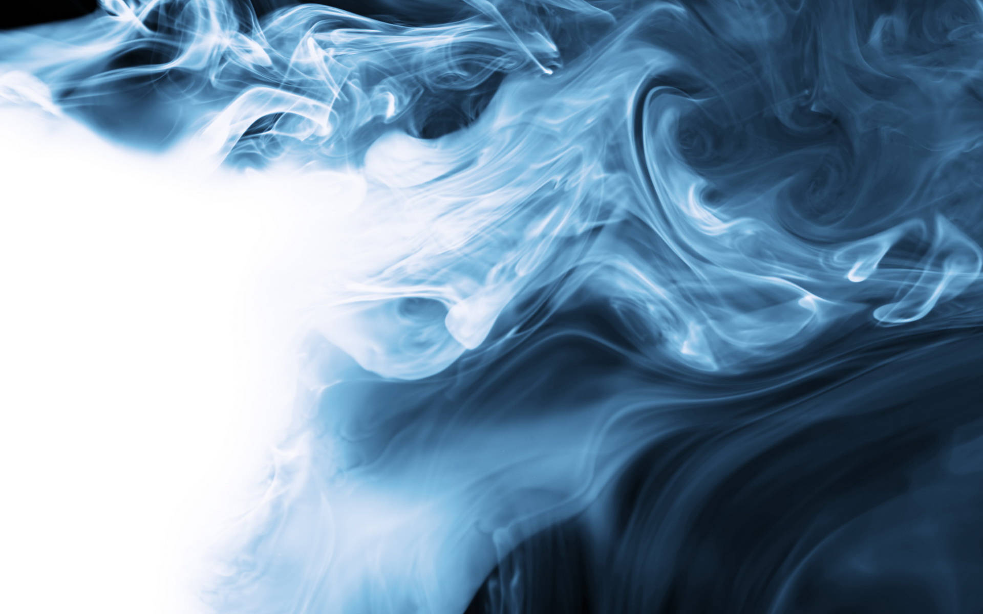 Smoke HD 桌布 壁紙 — 清涼藍色煙霧的動態漩渦在鮮明的黑白背景上翻騰，營造出空靈的抽象動感。