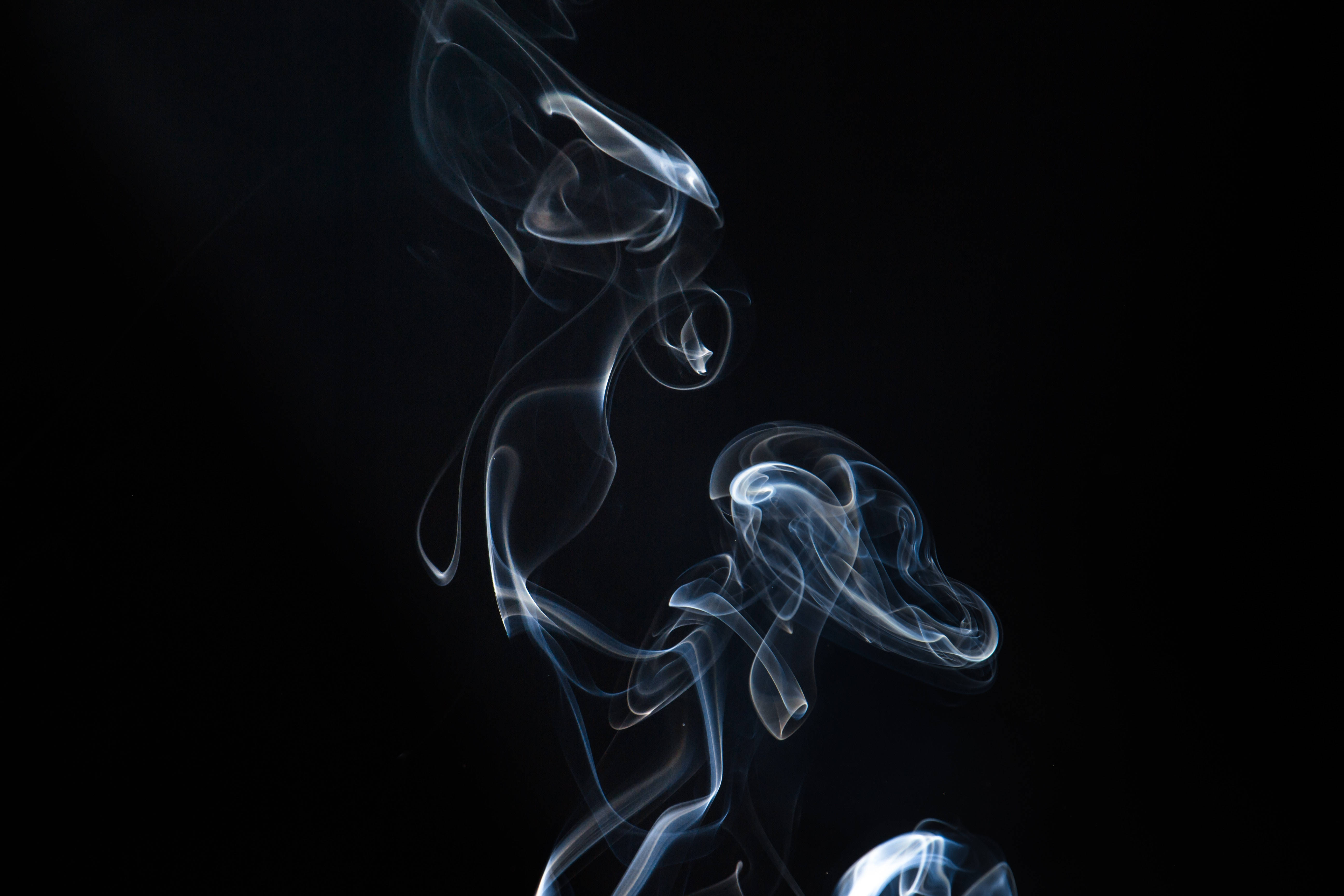 Shroud 桌布 壁紙 — 清涼藍色煙霧的飄渺縷縷在深邃的黑色虛空中彎曲扭轉，創造出光與影的迷人抽象舞蹈。